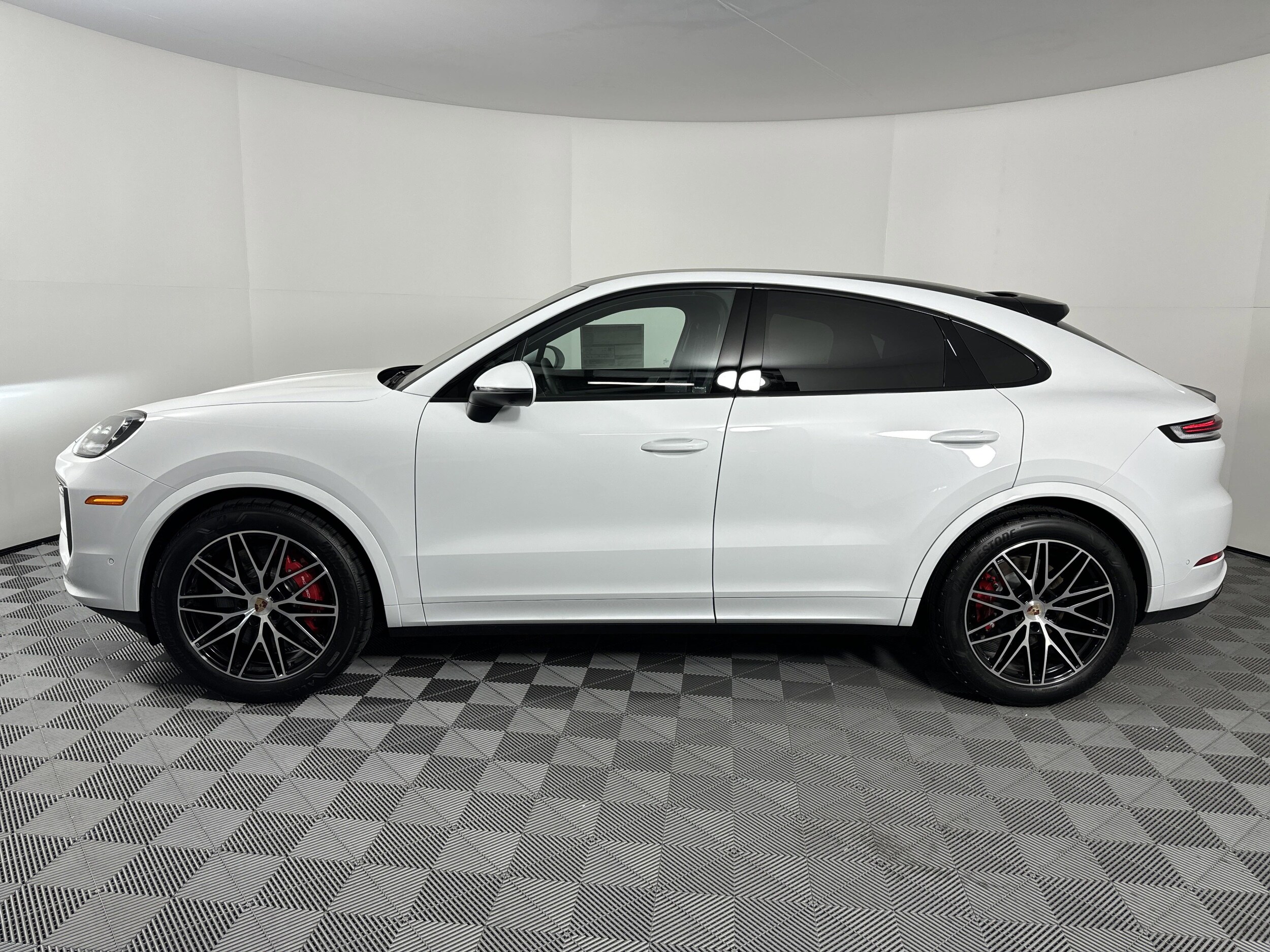 2025 Porsche Cayenne Coupe S photo 2