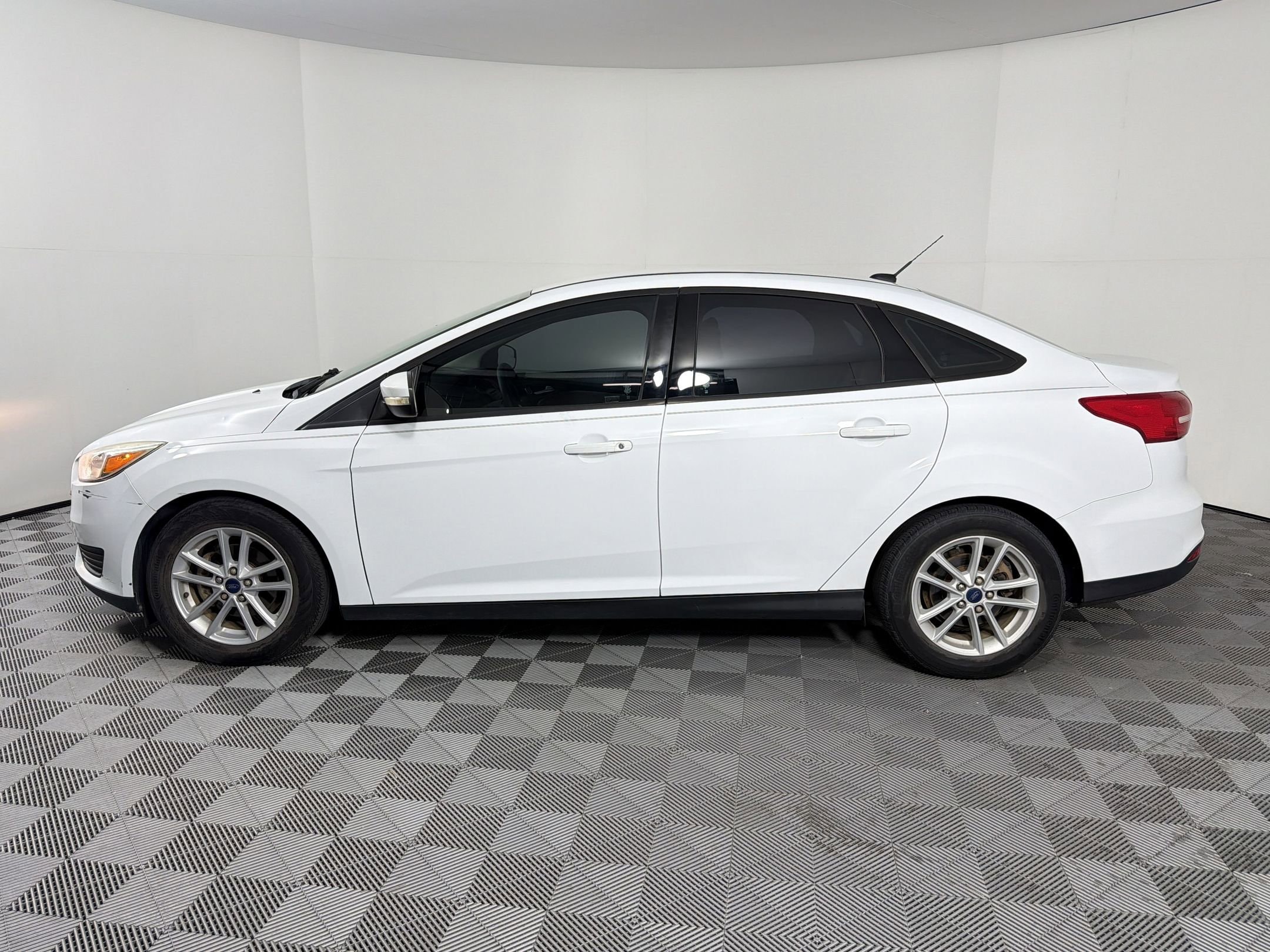 Focus SE Sedan