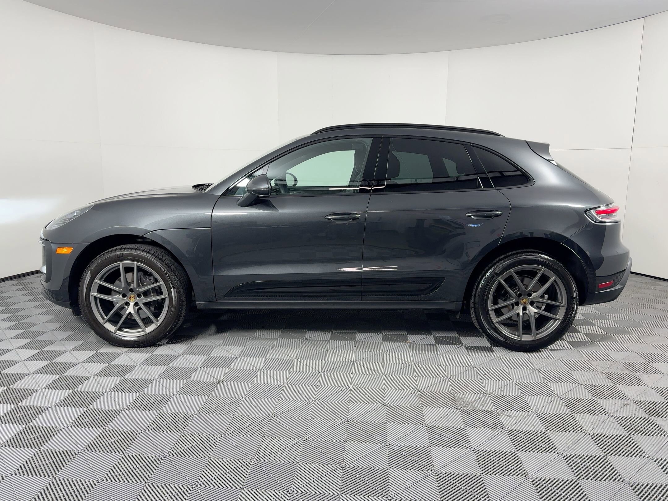 2025 Porsche Macan T photo 2