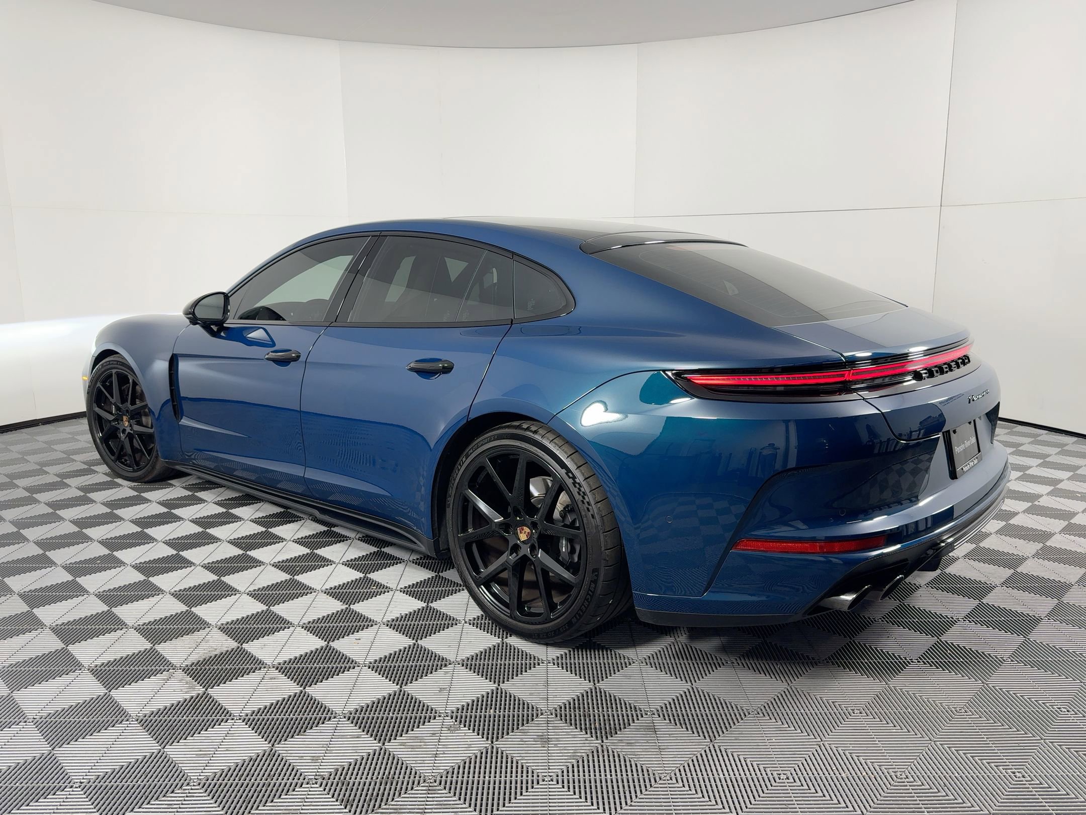 2024 Porsche Panamera 4 photo 3