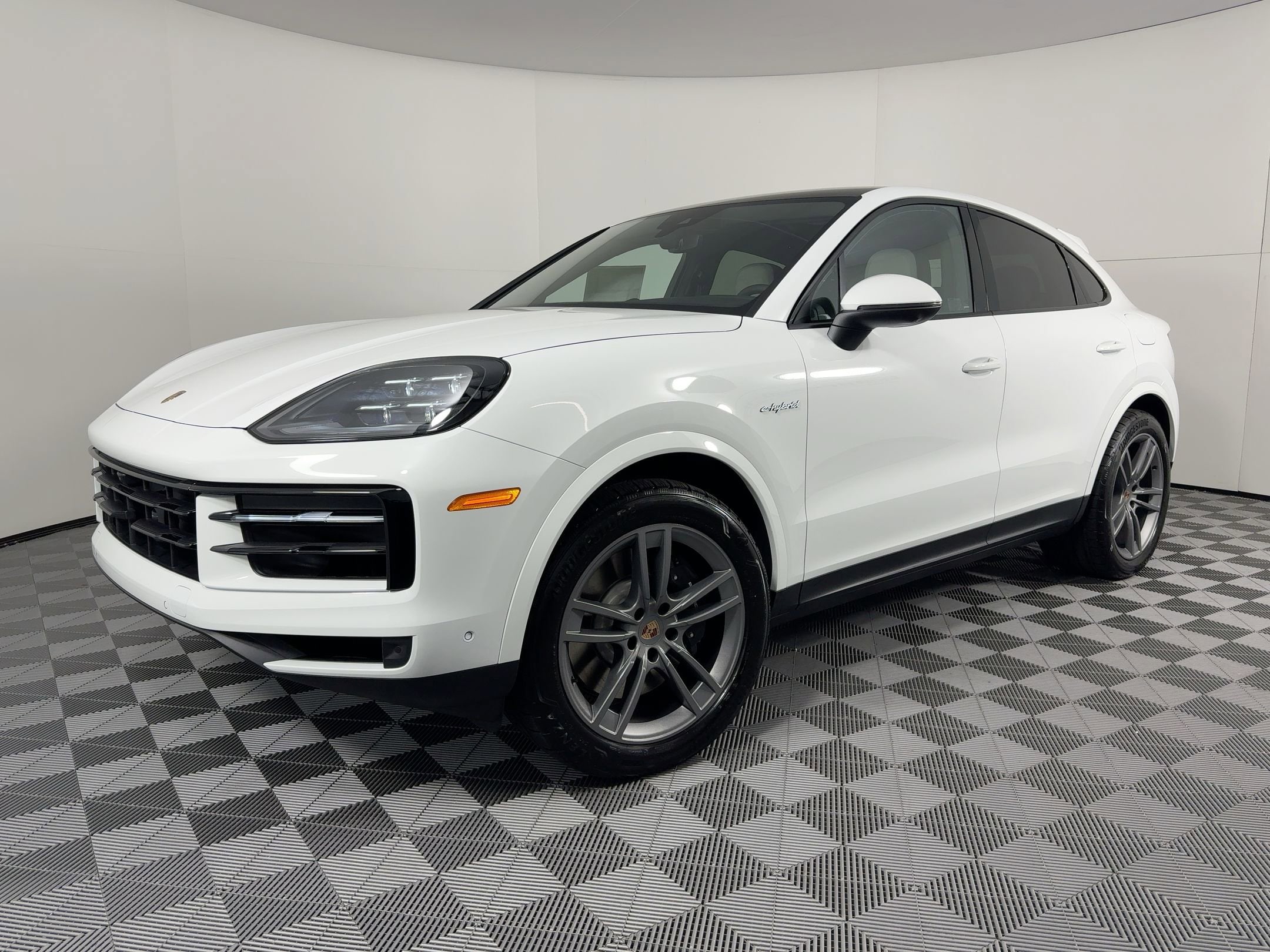 2026 Porsche Cayenne Coup E-Hybrid's photo