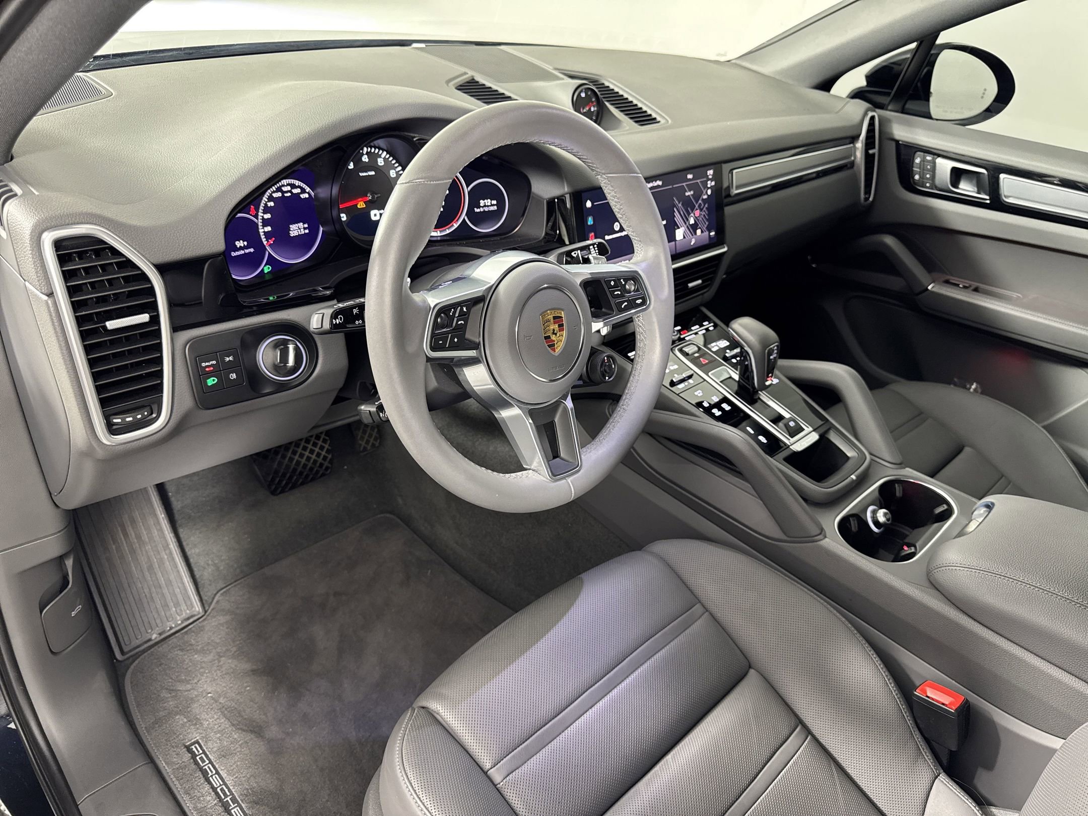 2023 Porsche Cayenne Platinum Edition photo 3
