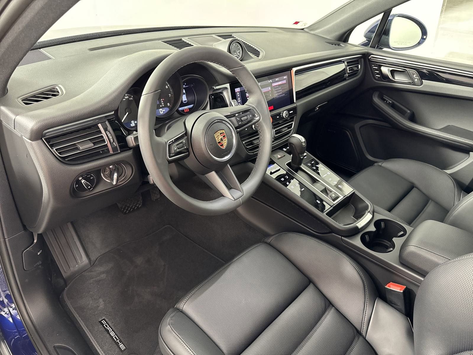 2025 Porsche Macan photo 4