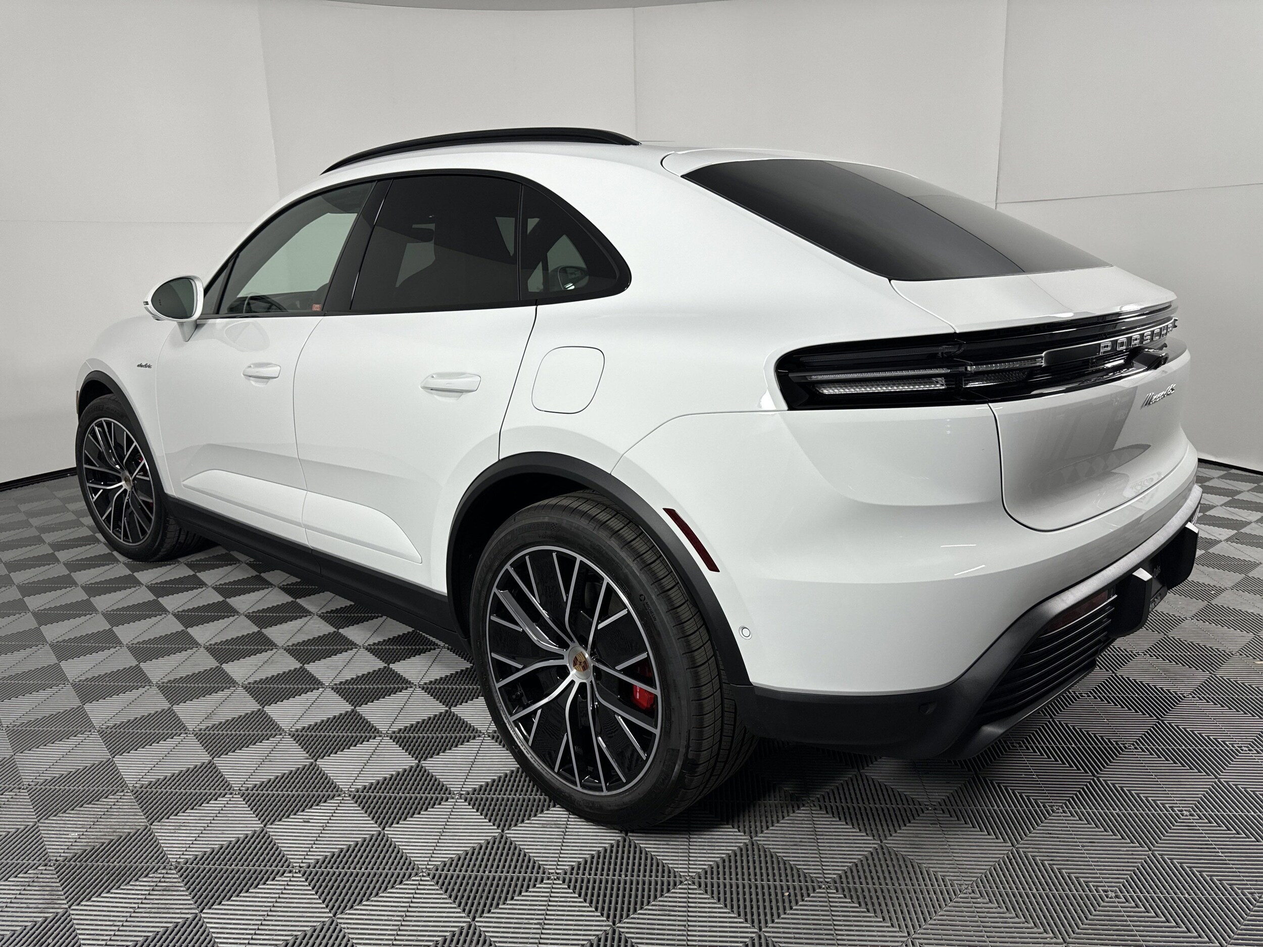 2025 Porsche Macan Electric photo 3