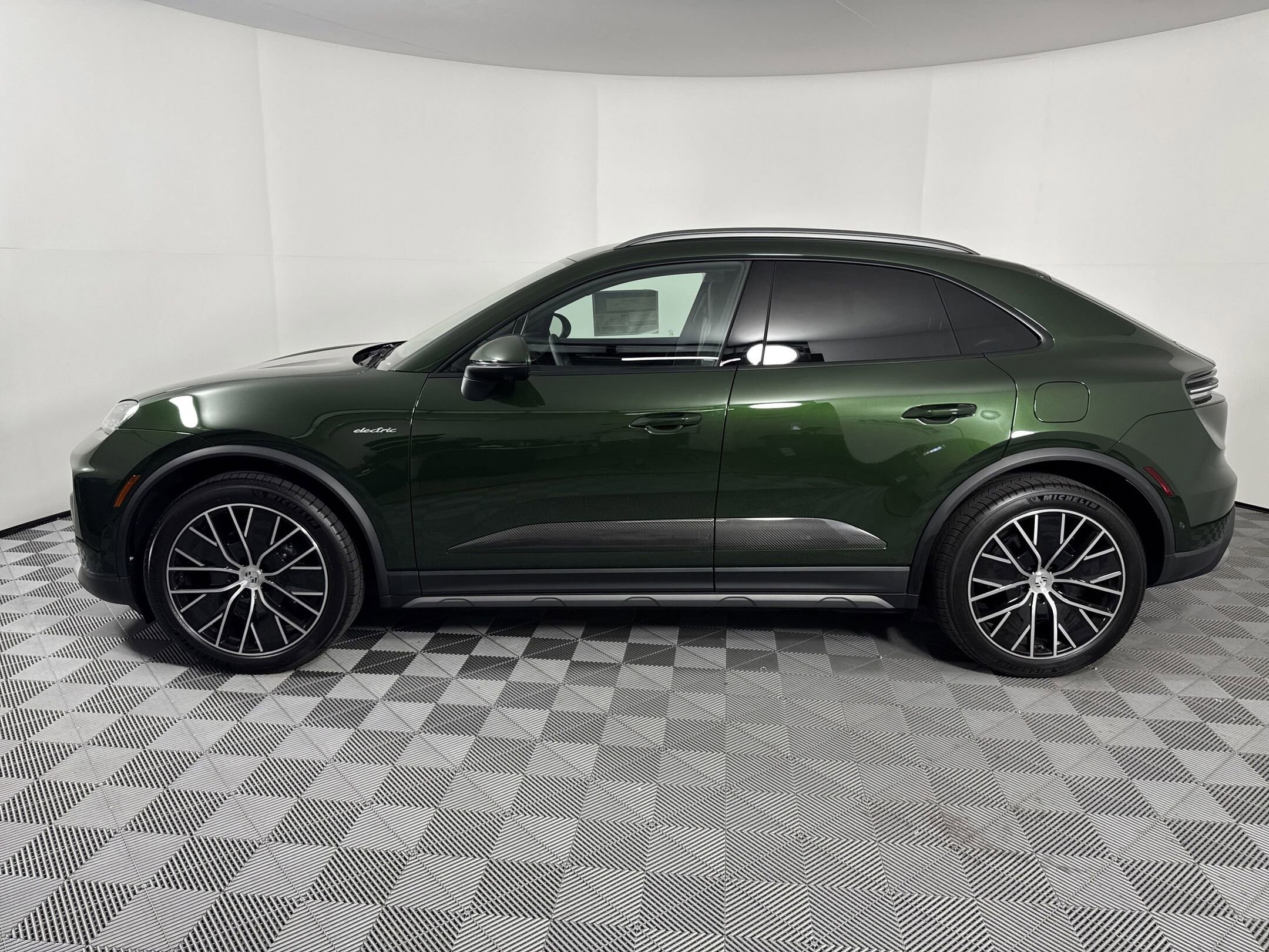 2025 Porsche Macan Electric 4 photo 2