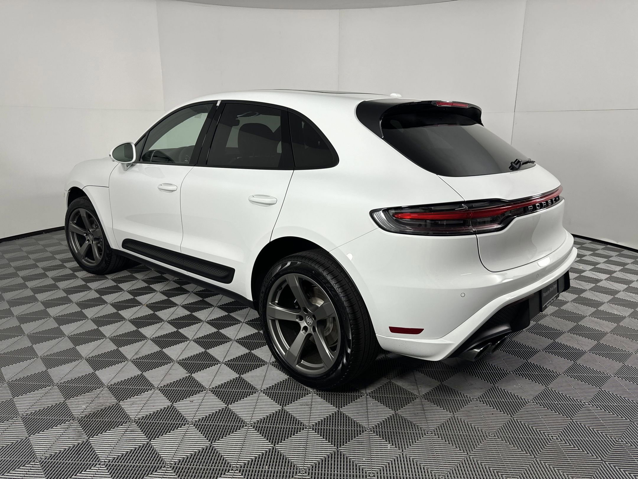 2025 Porsche Macan S photo 3