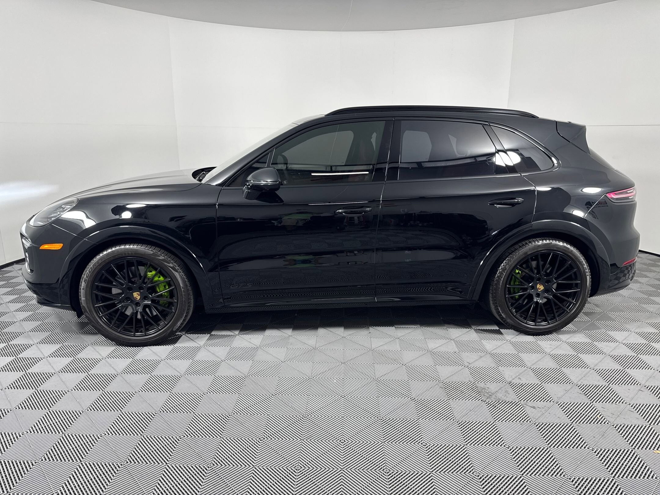 2023 Porsche Cayenne GTS photo 2