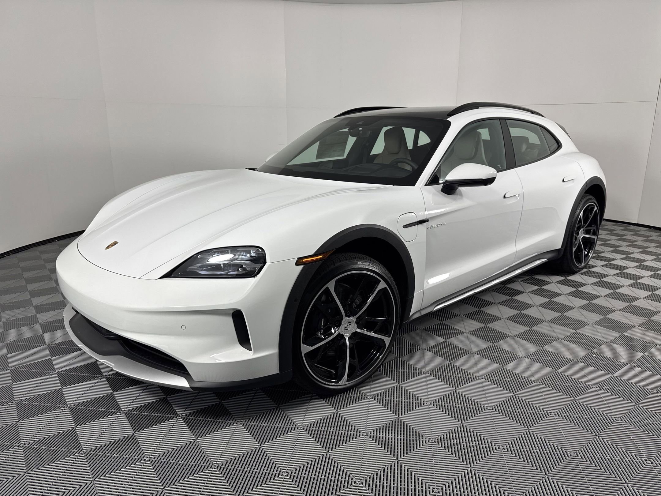 2025 Porsche Taycan 4 Cross Turismo's photo