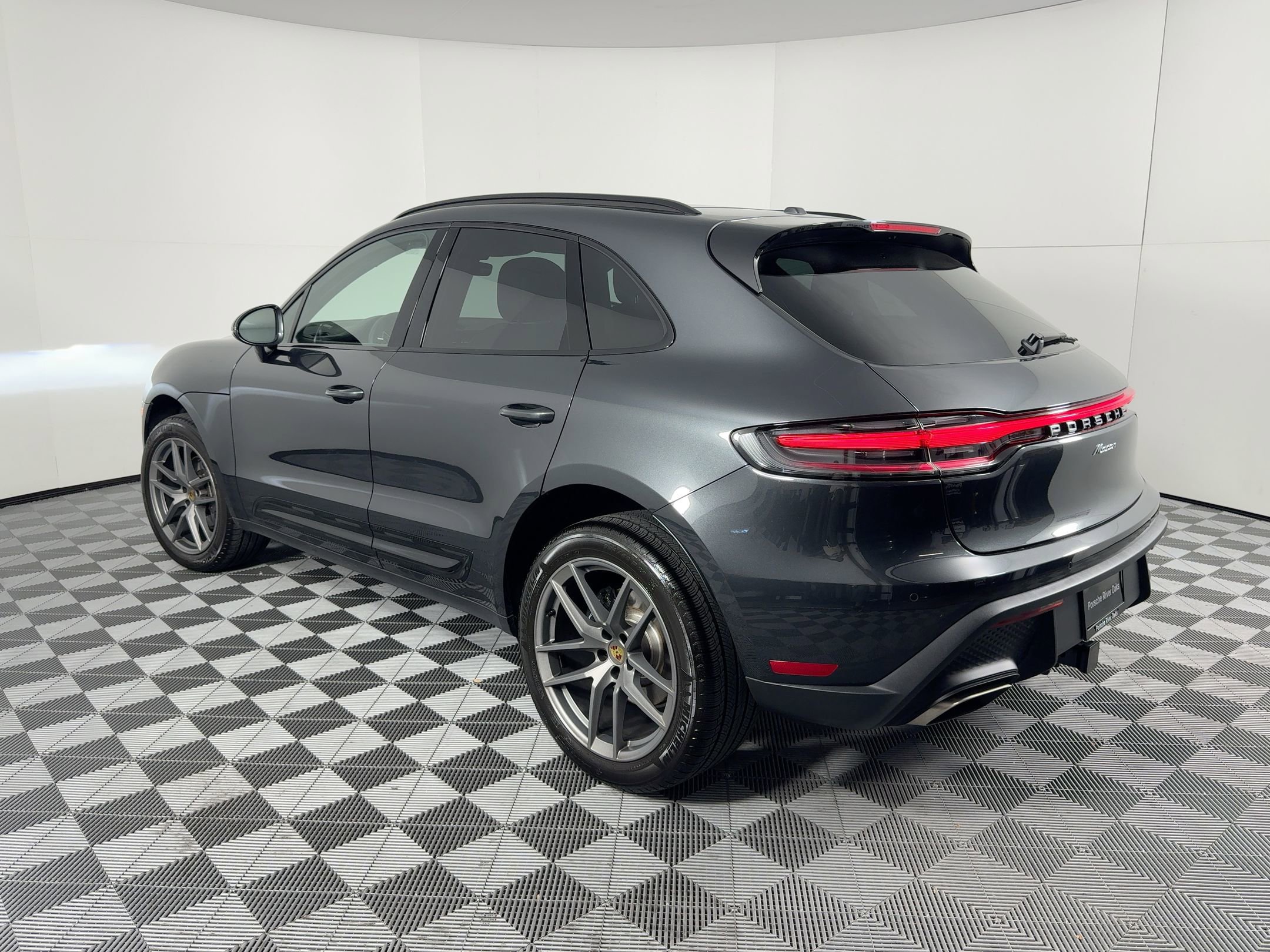 2025 Porsche Macan T photo 3