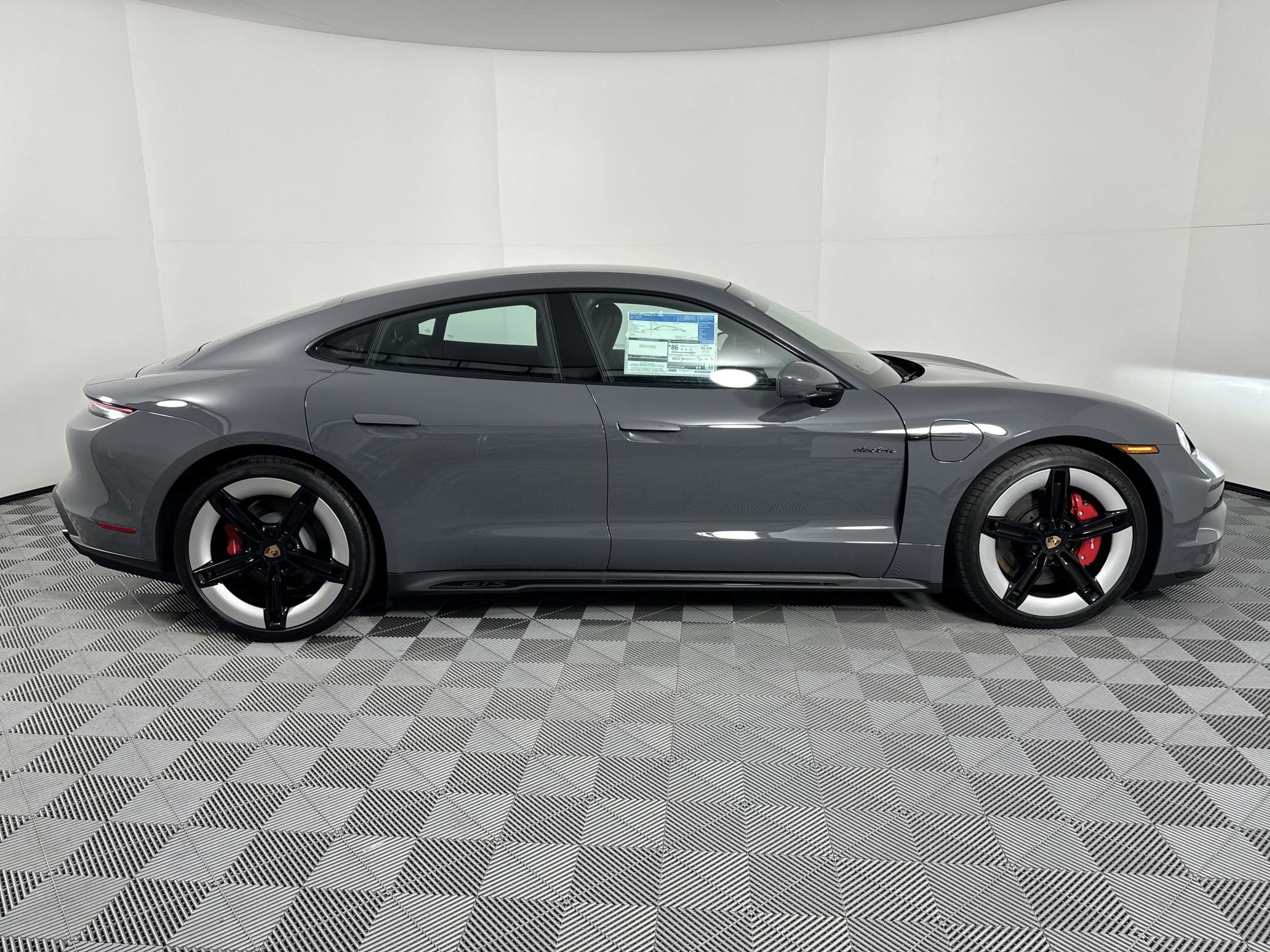 2025 Porsche Taycan GTS - Photo 8