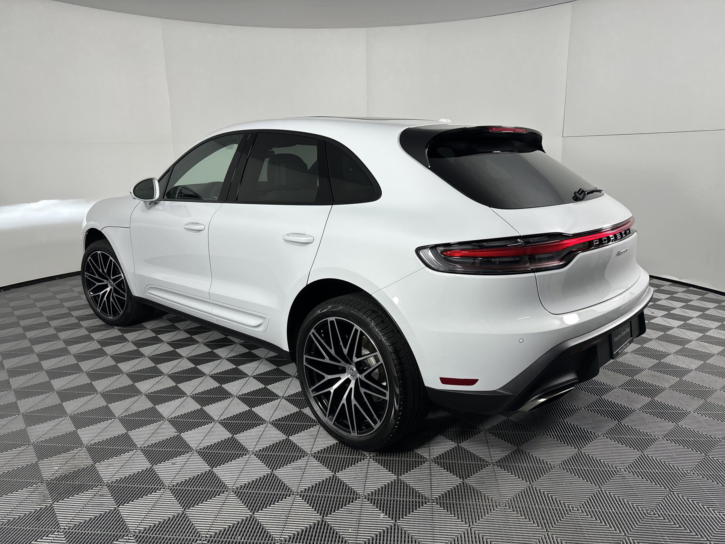 2025 Porsche Macan T photo 3