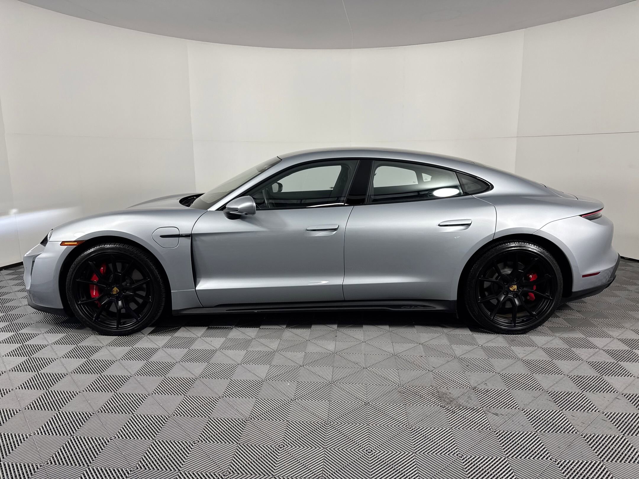 2022 Porsche Taycan GTS photo 2