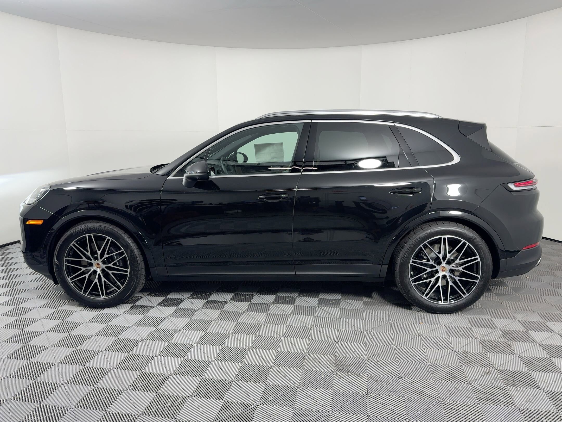 2026 Porsche Cayenne photo 2