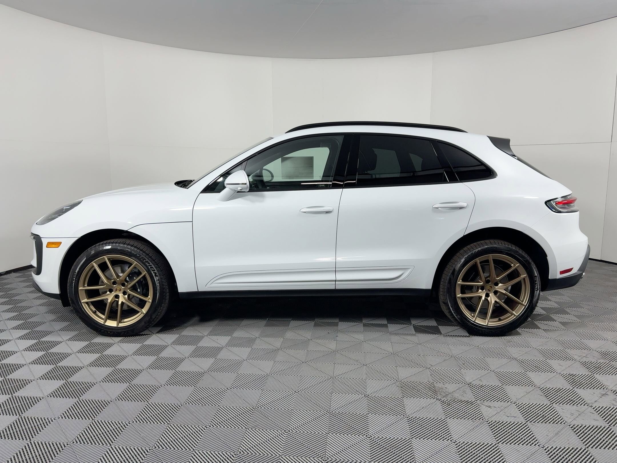 2026 Porsche Macan T photo 2