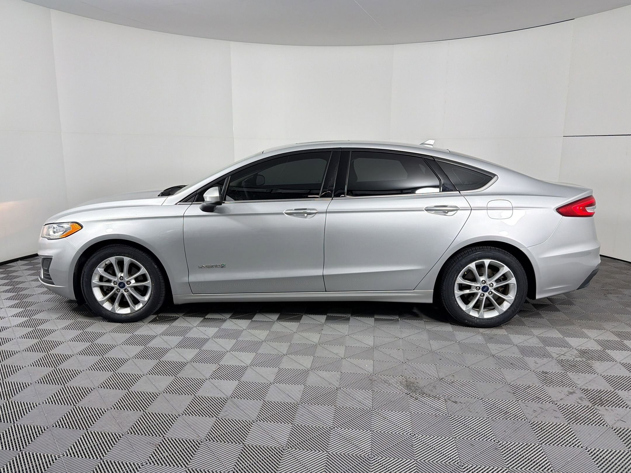 Fusion Hybrid SE Sedan