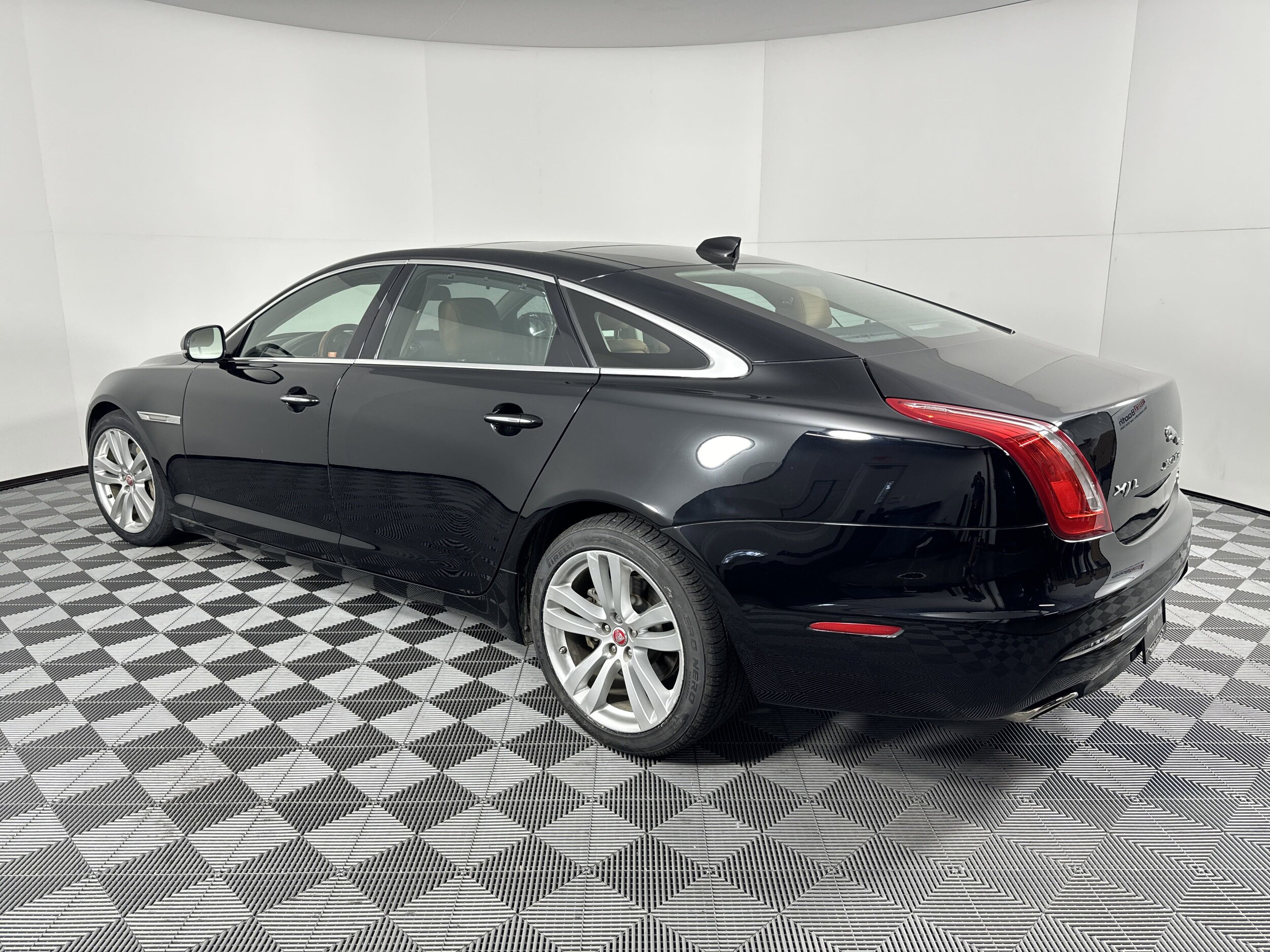 2016 Jaguar XJ XJL Portfolio photo 3