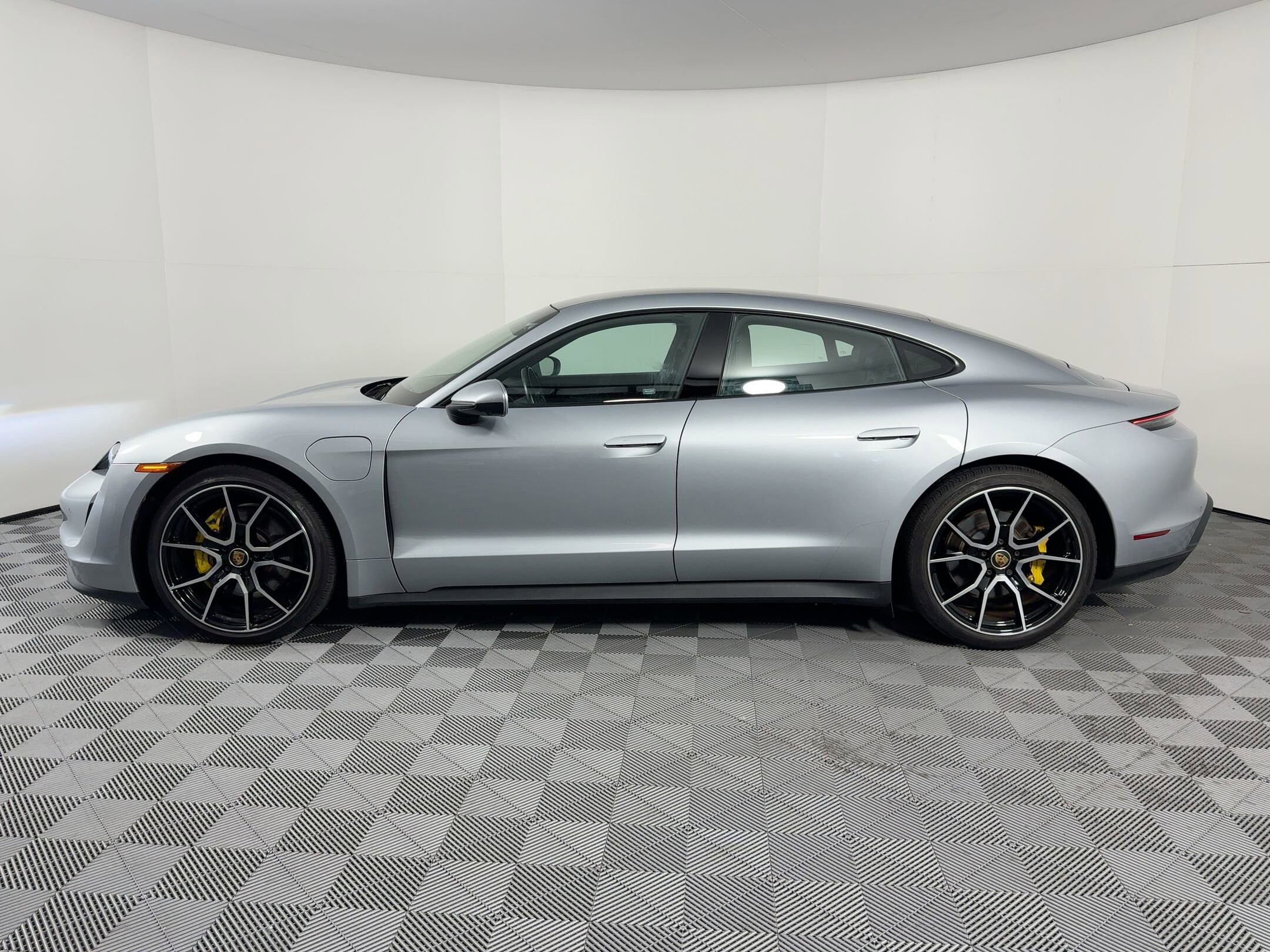 2023 Porsche Taycan photo 2