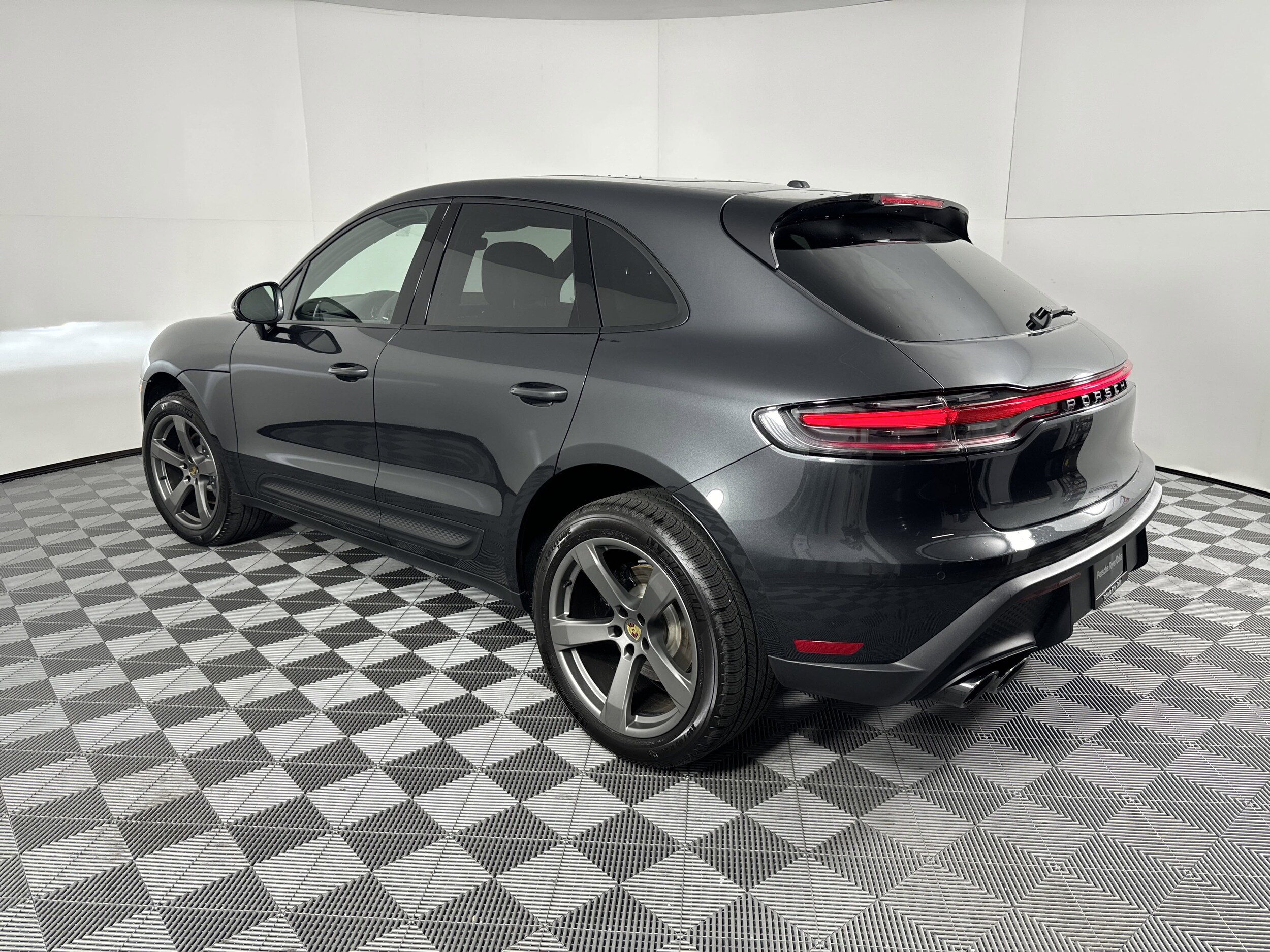 2025 Porsche Macan S photo 3
