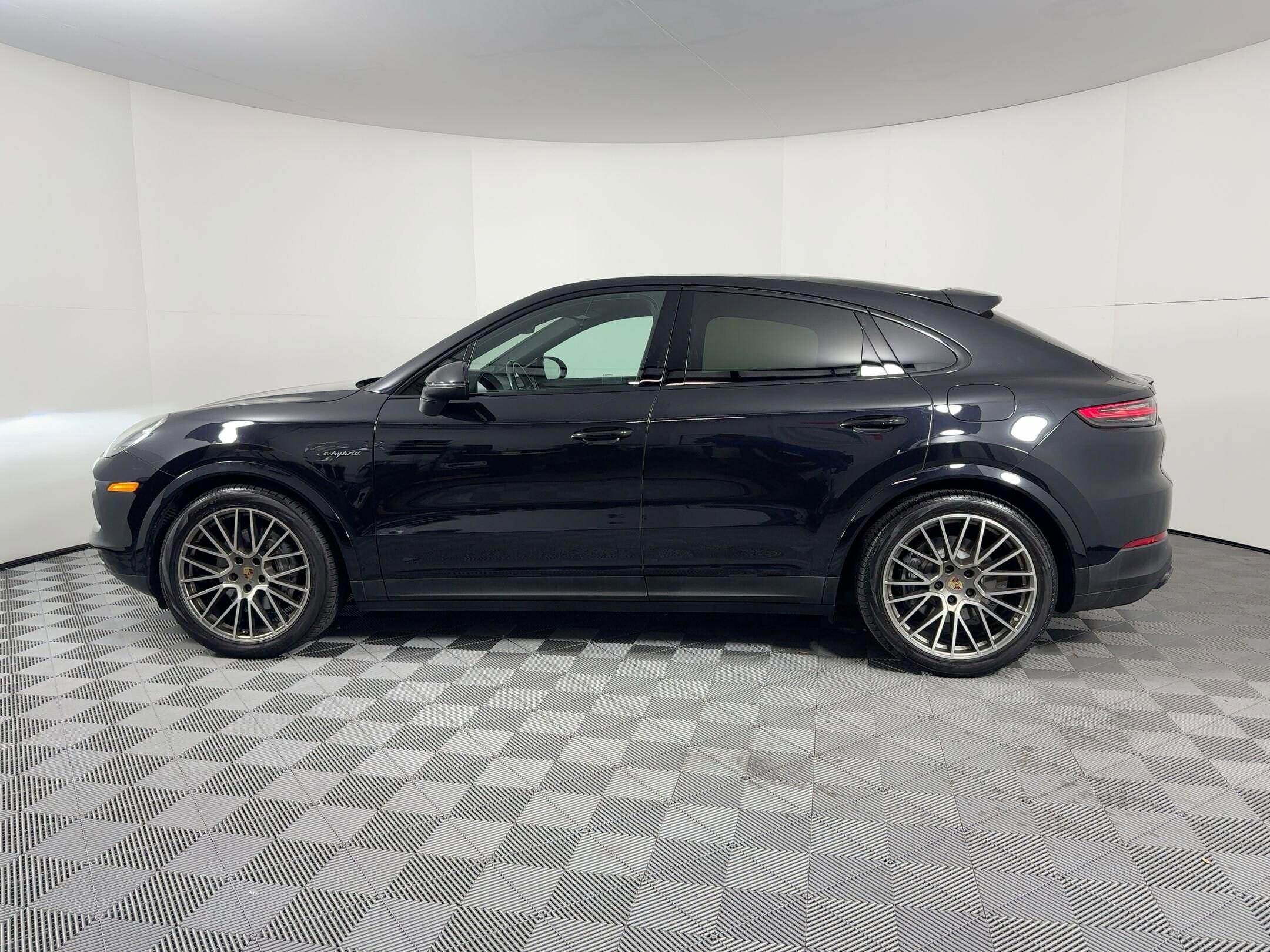 2022 Porsche Cayenne Platinum Edition Hybrid photo 2