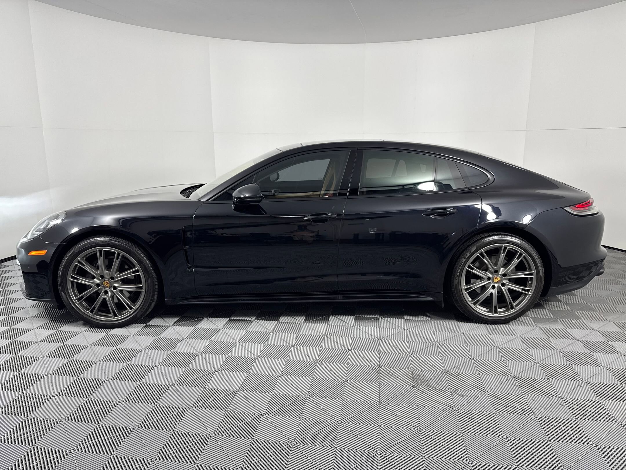 2023 Porsche Panamera 4 photo 2