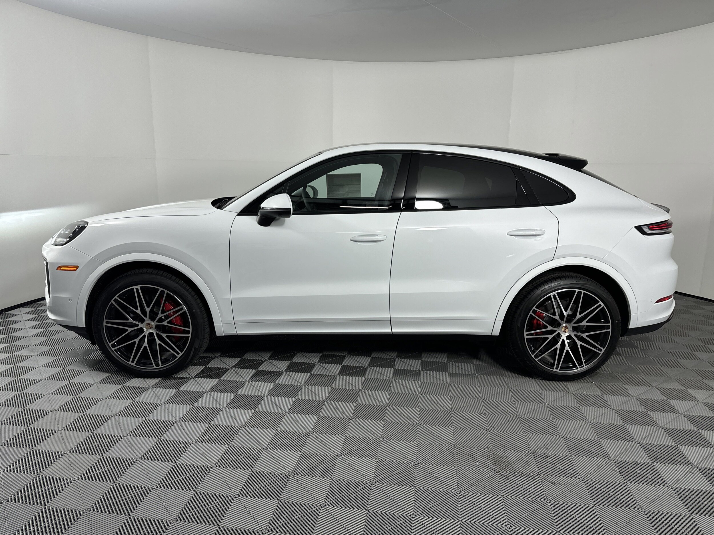 2025 Porsche Cayenne Coupe S photo 2
