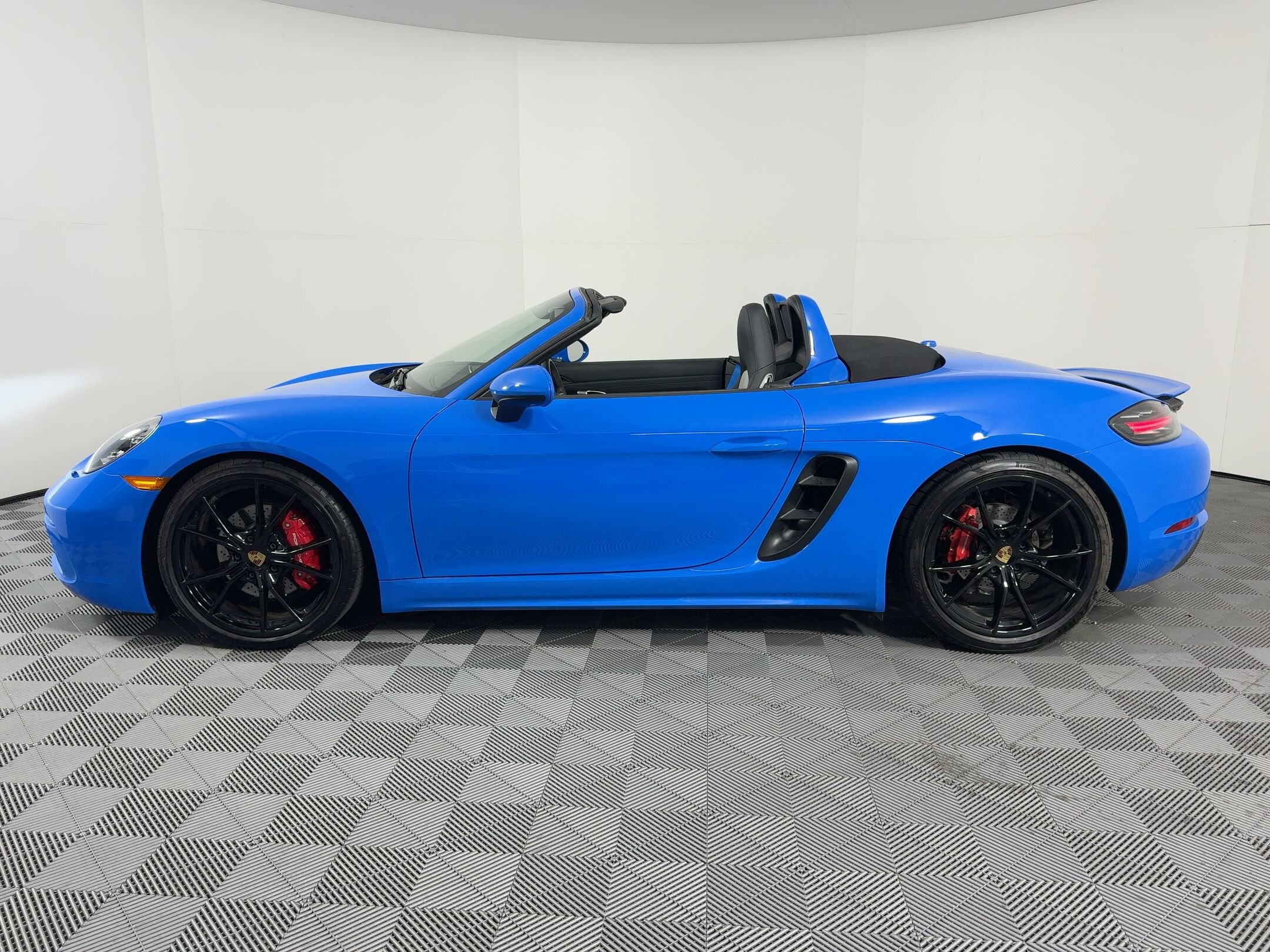 2025 Porsche Boxster S photo 2