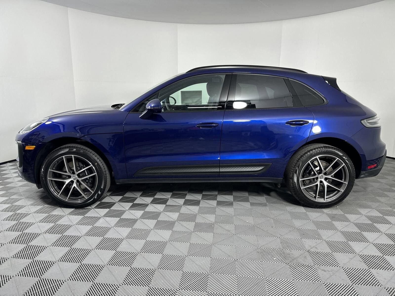 2025 Porsche Macan photo 2