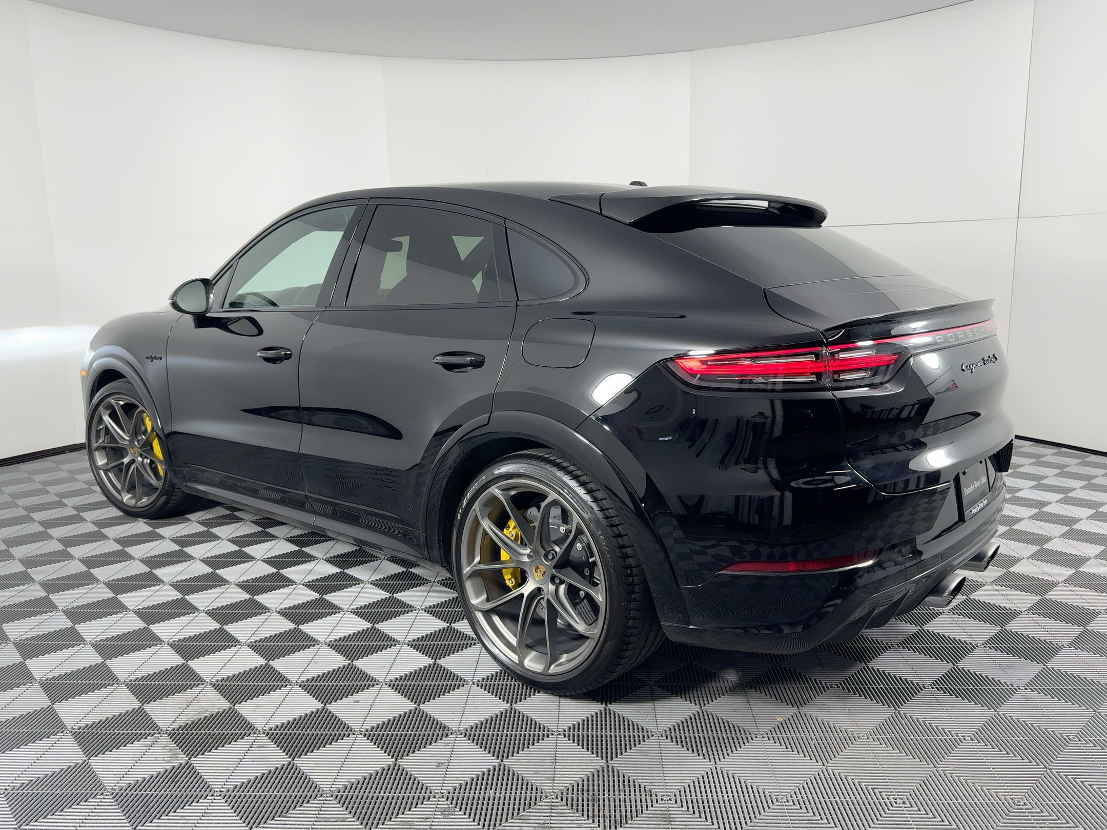 2023 Porsche Cayenne Turbo S E-Hybrid Coupe photo 2