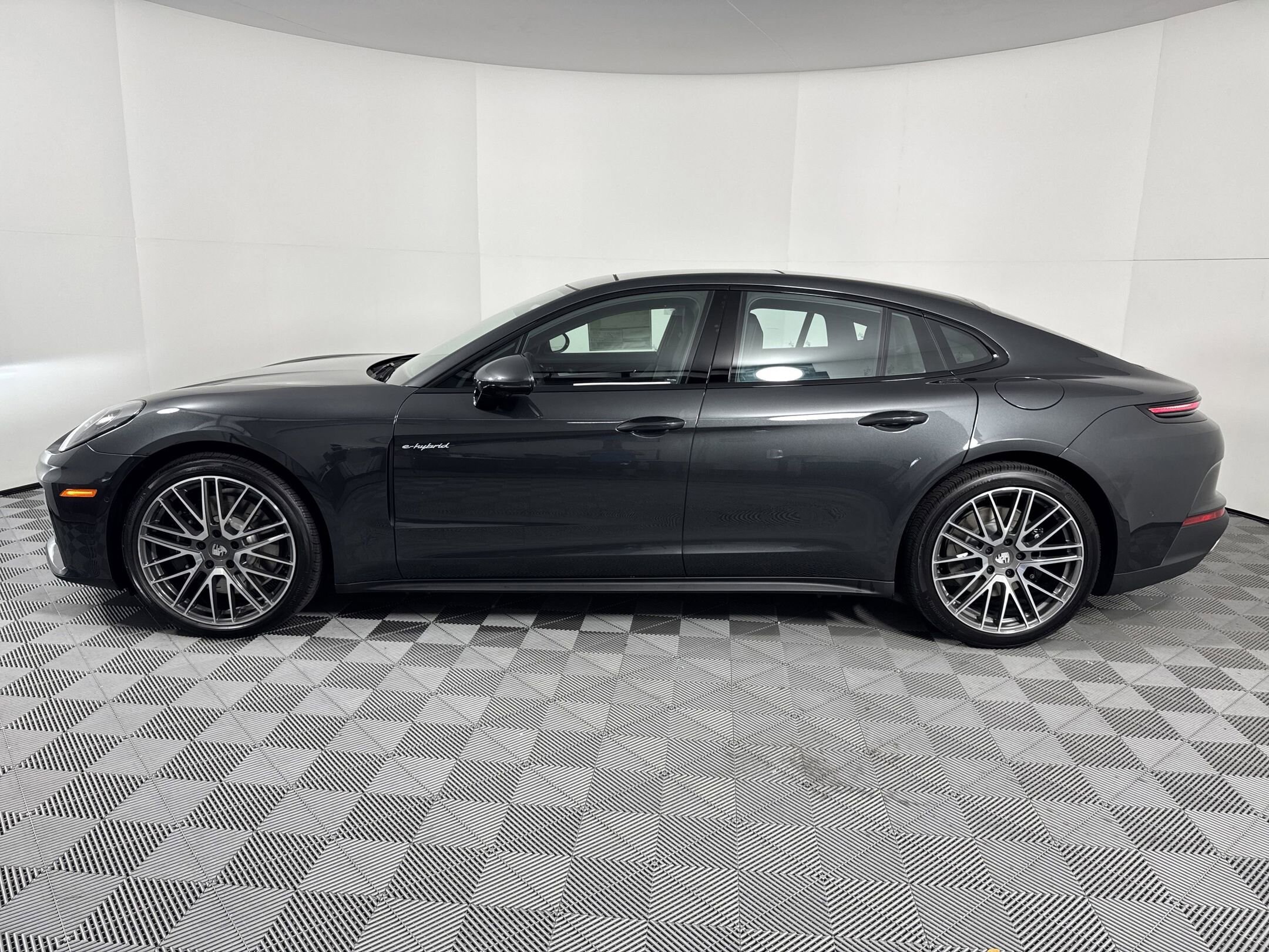 2025 Porsche Panamera E-Hybrid 4 photo 2