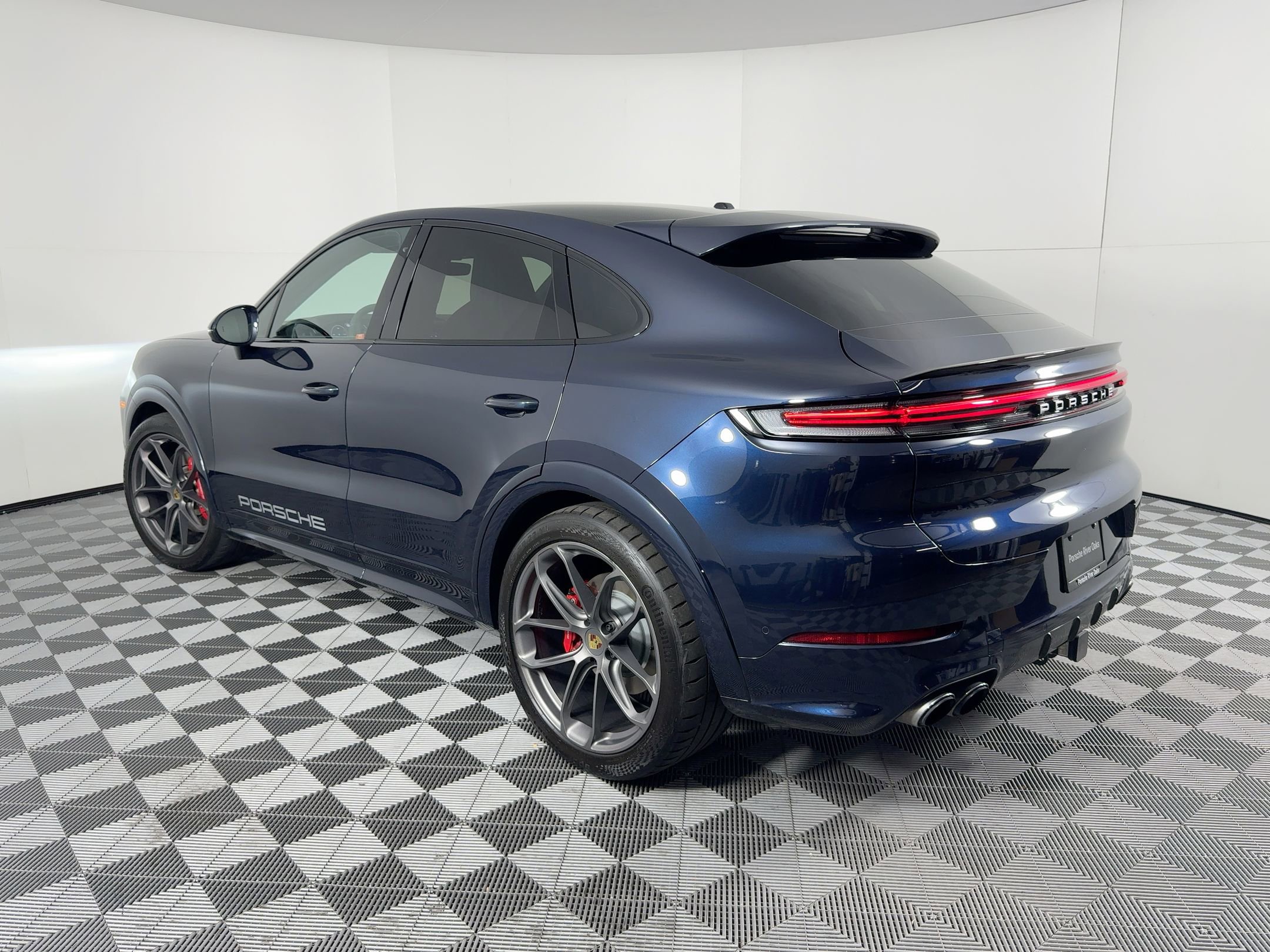 2024 Porsche Cayenne photo 3