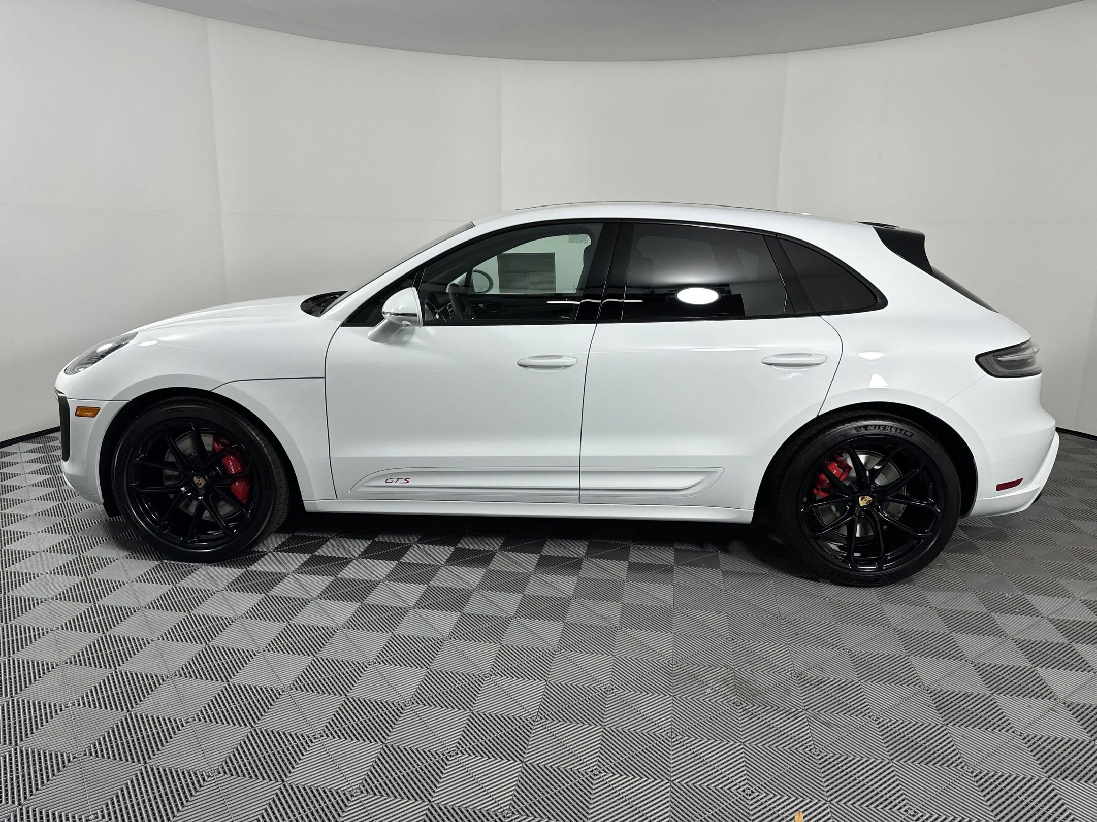 2025 Porsche Macan GTS photo 2