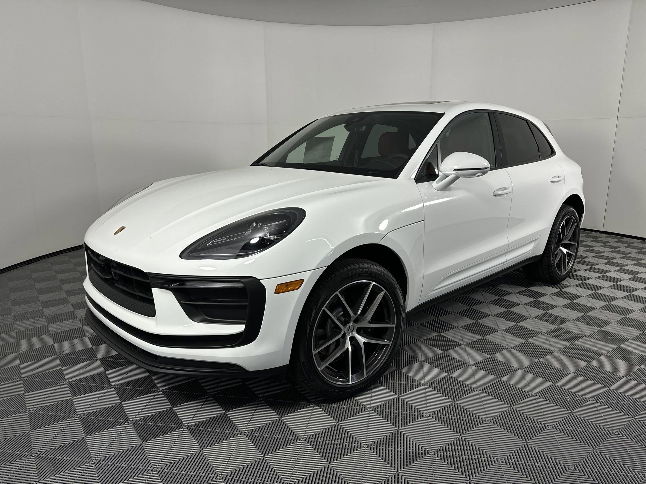 2025 Porsche Macan's photo