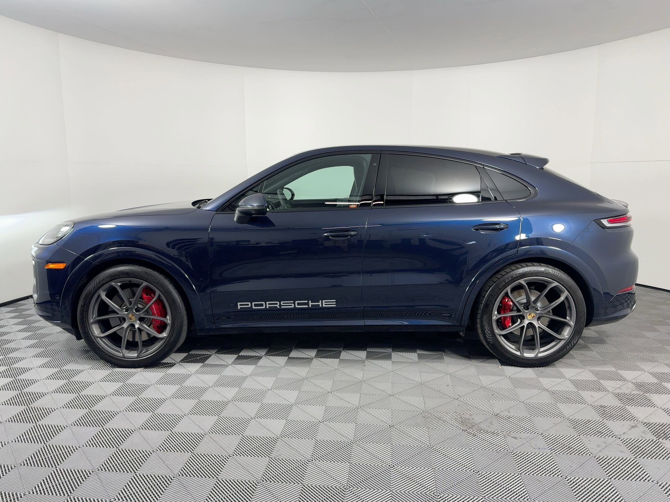 2024 Porsche Cayenne photo 2