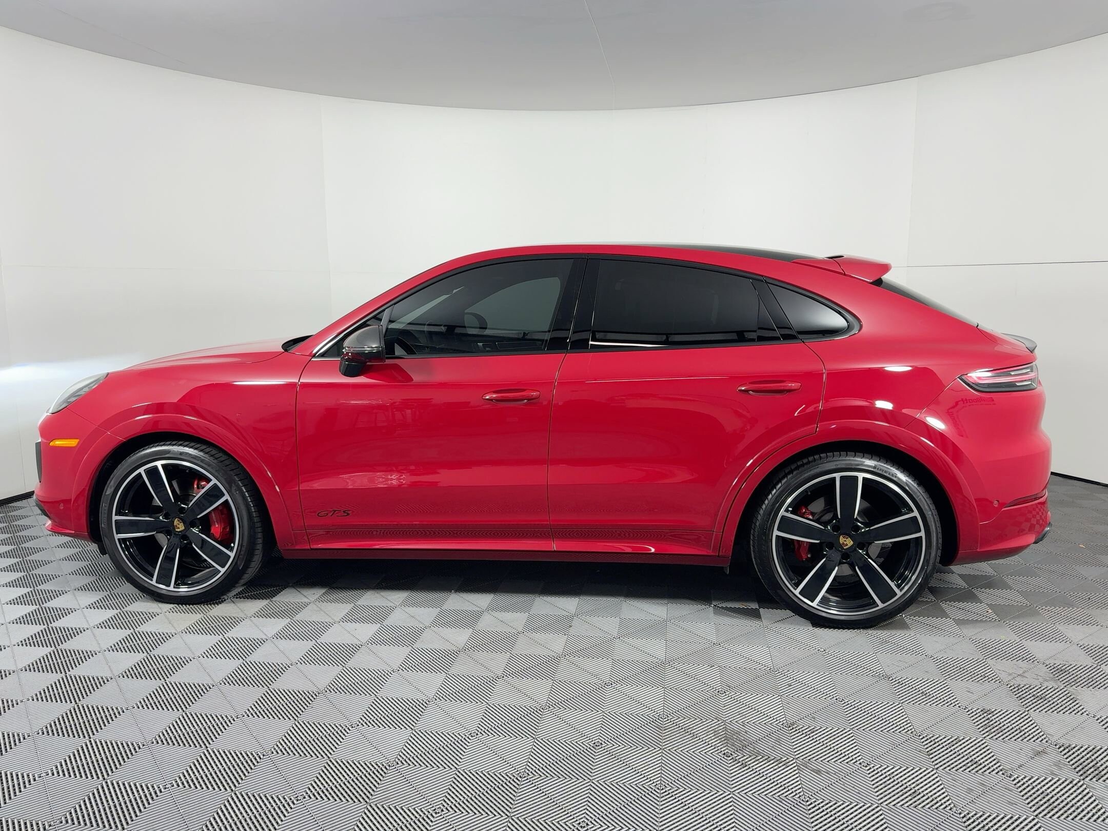 2022 Porsche Cayenne GTS Coupe photo 2