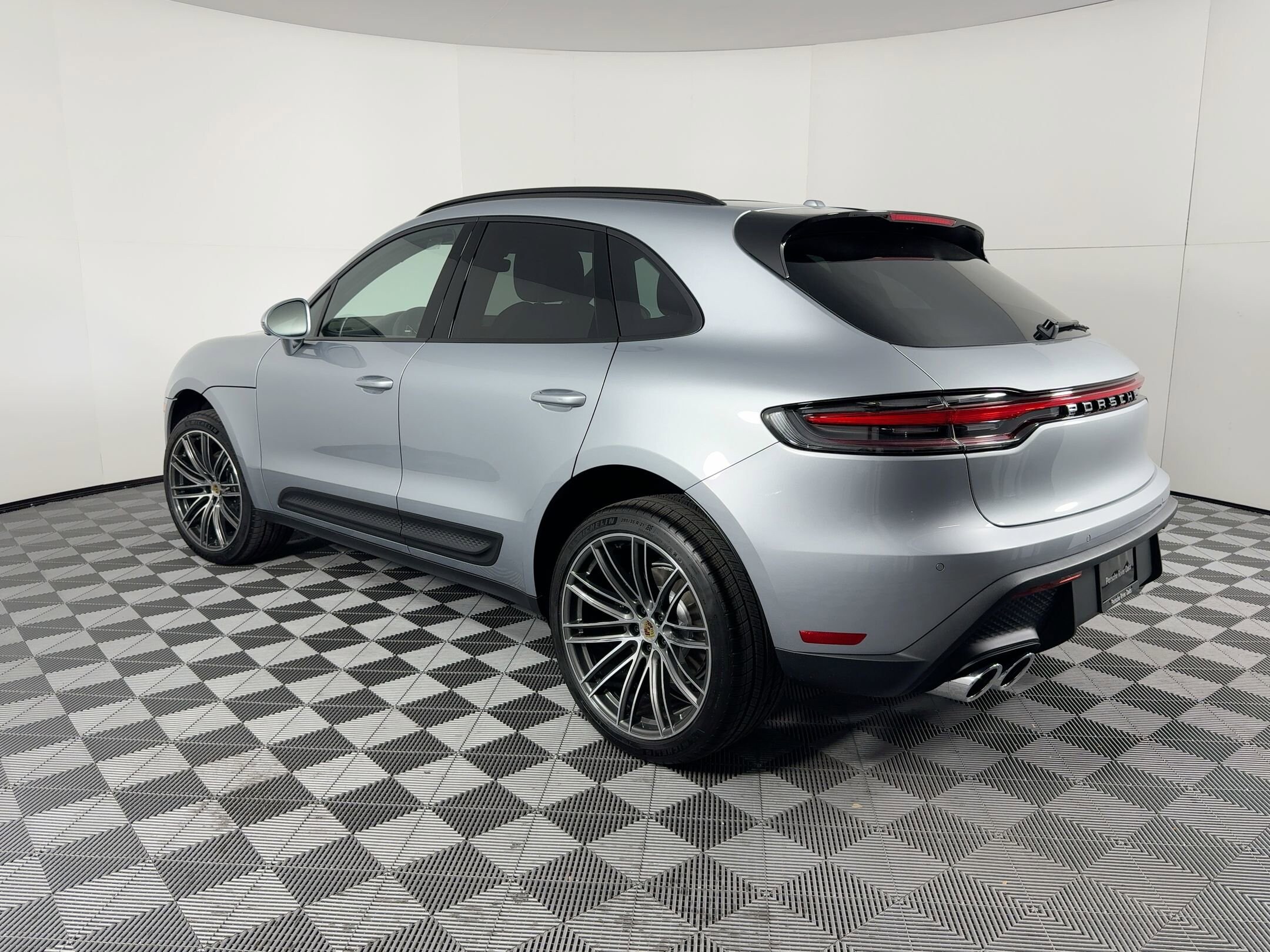 2026 Porsche Macan T photo 3