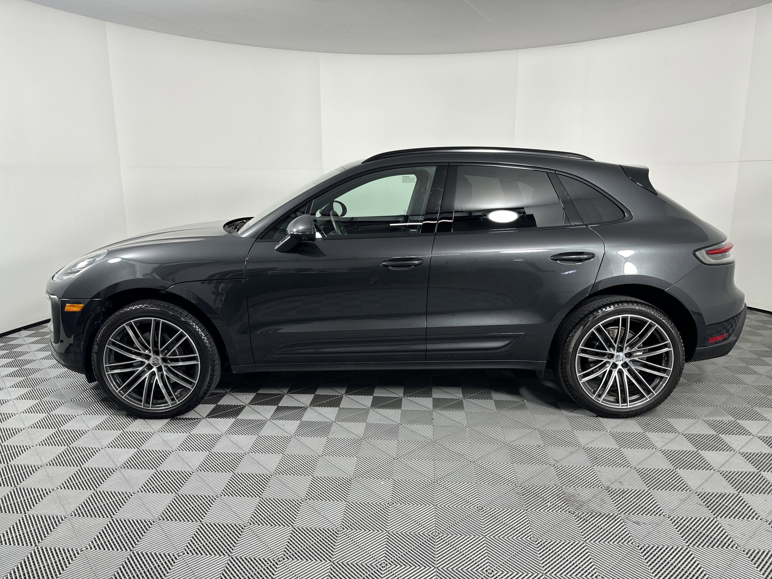 2025 Porsche Macan T photo 2