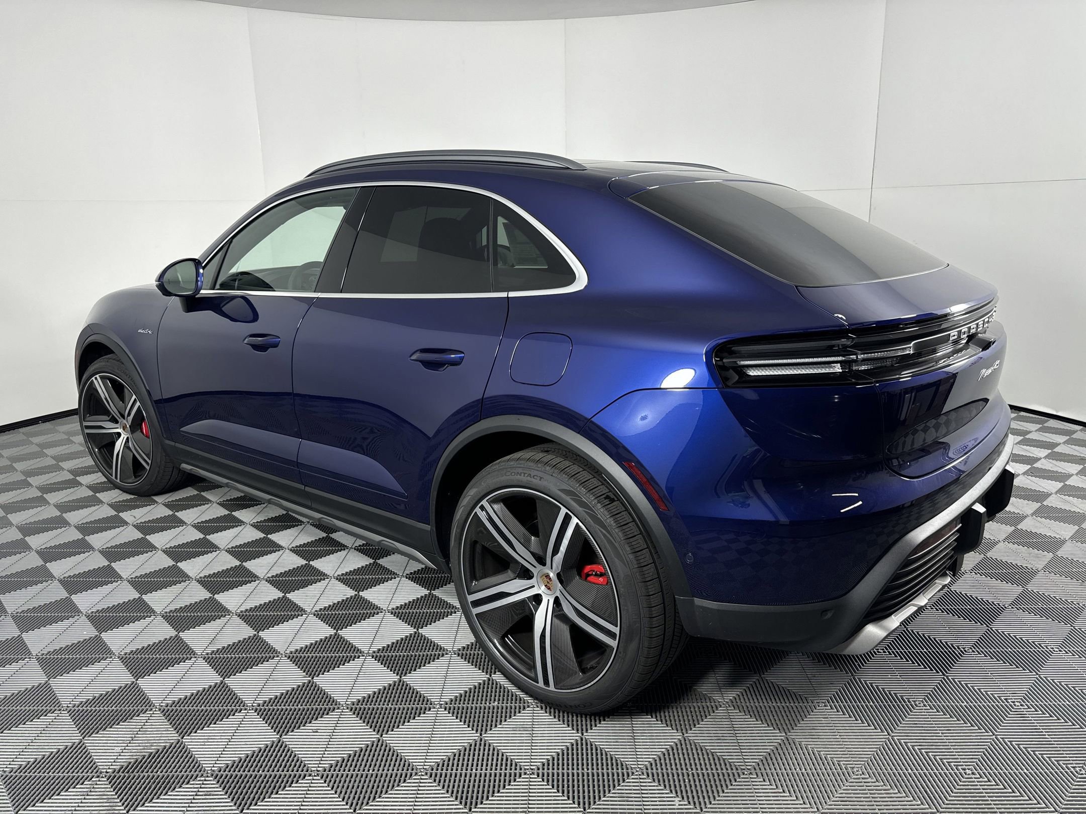 2025 Porsche Macan Electric photo 3