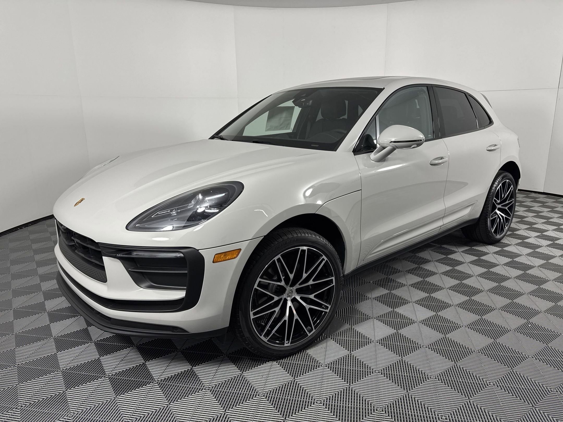 2025 Porsche Macan's photo