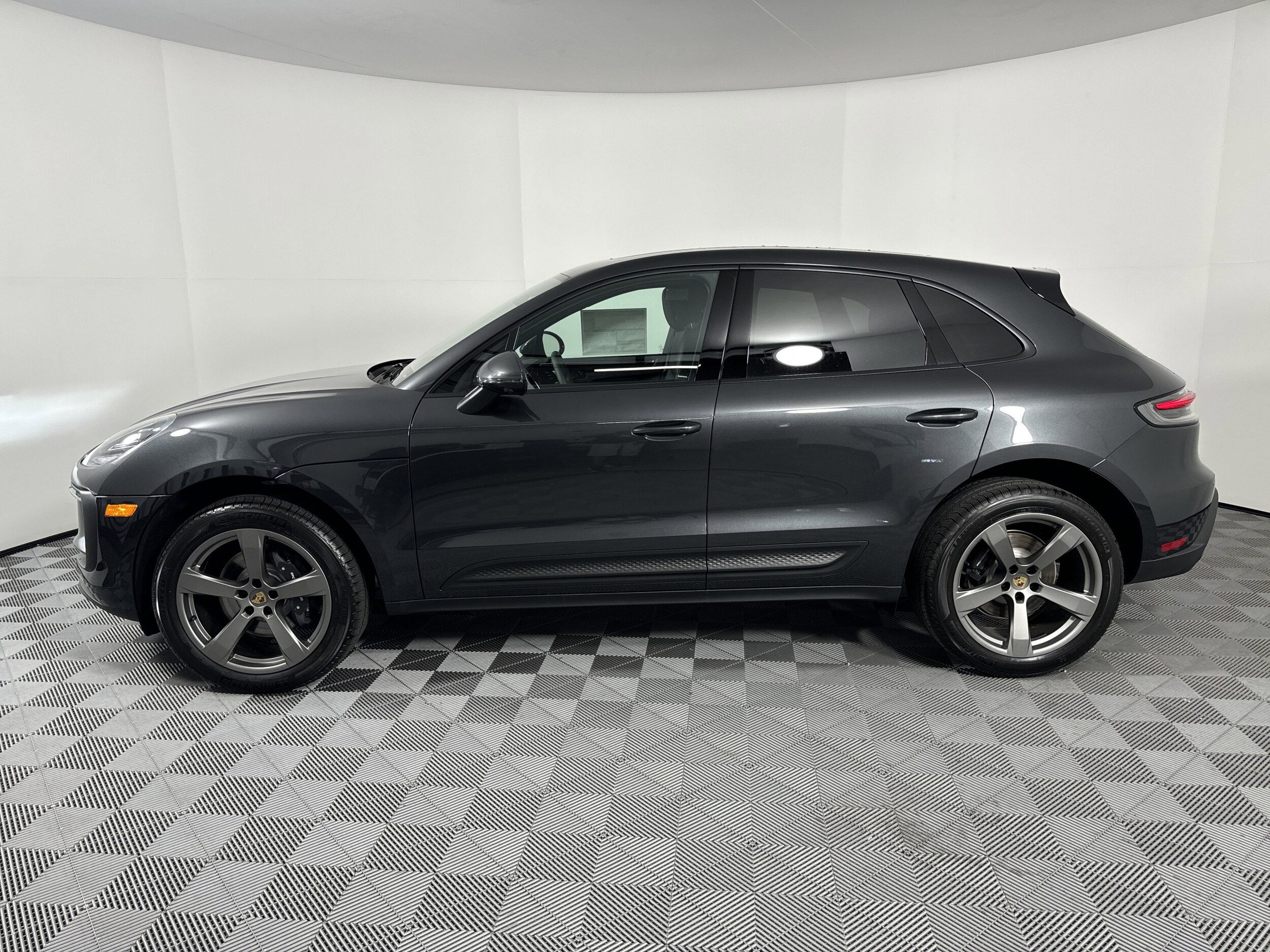 2025 Porsche Macan S photo 2