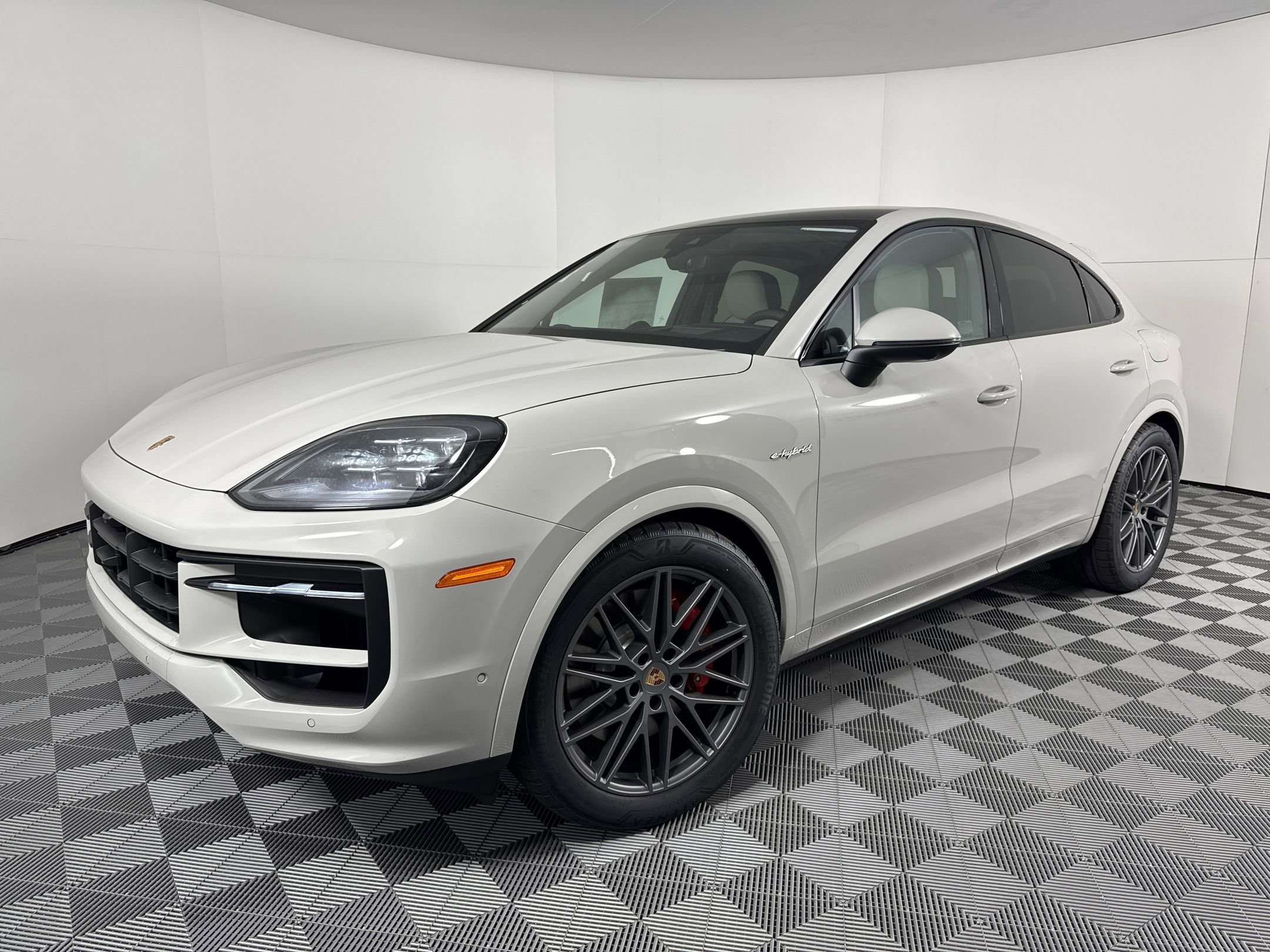 2026 Porsche Cayenne S E-Hybrid's photo