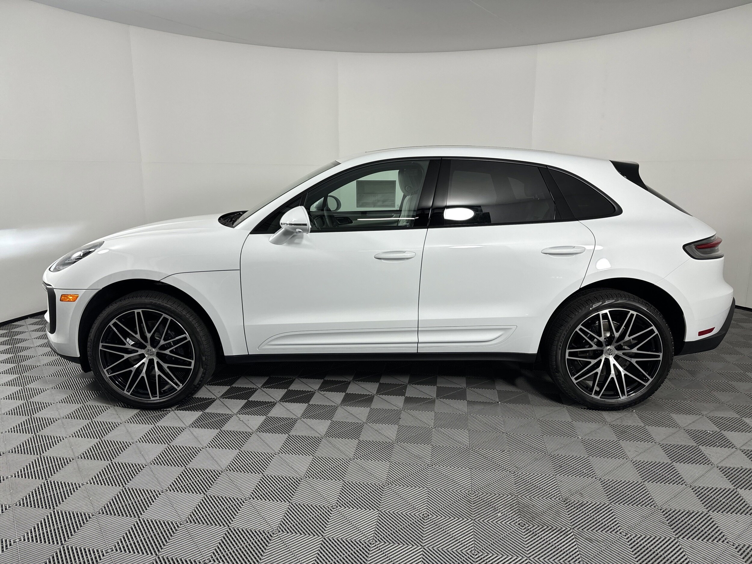 2025 Porsche Macan T photo 2