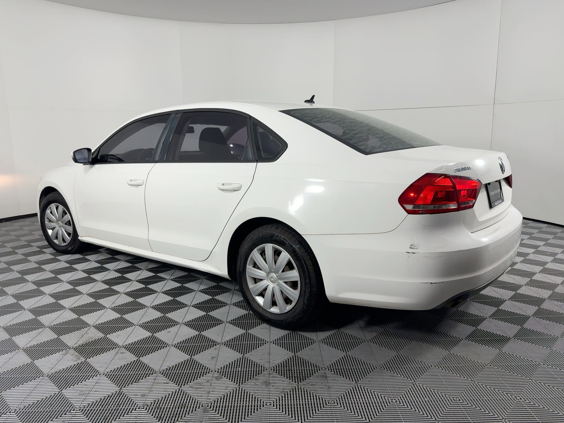 2013 Volkswagen Passat S photo 2