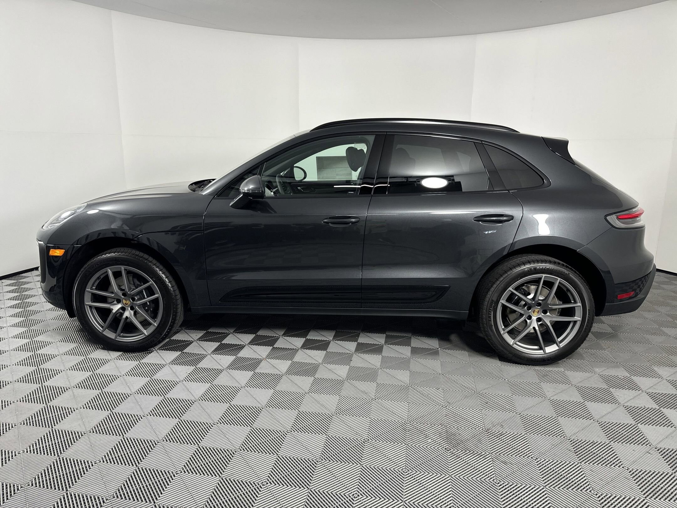 2025 Porsche Macan T photo 2