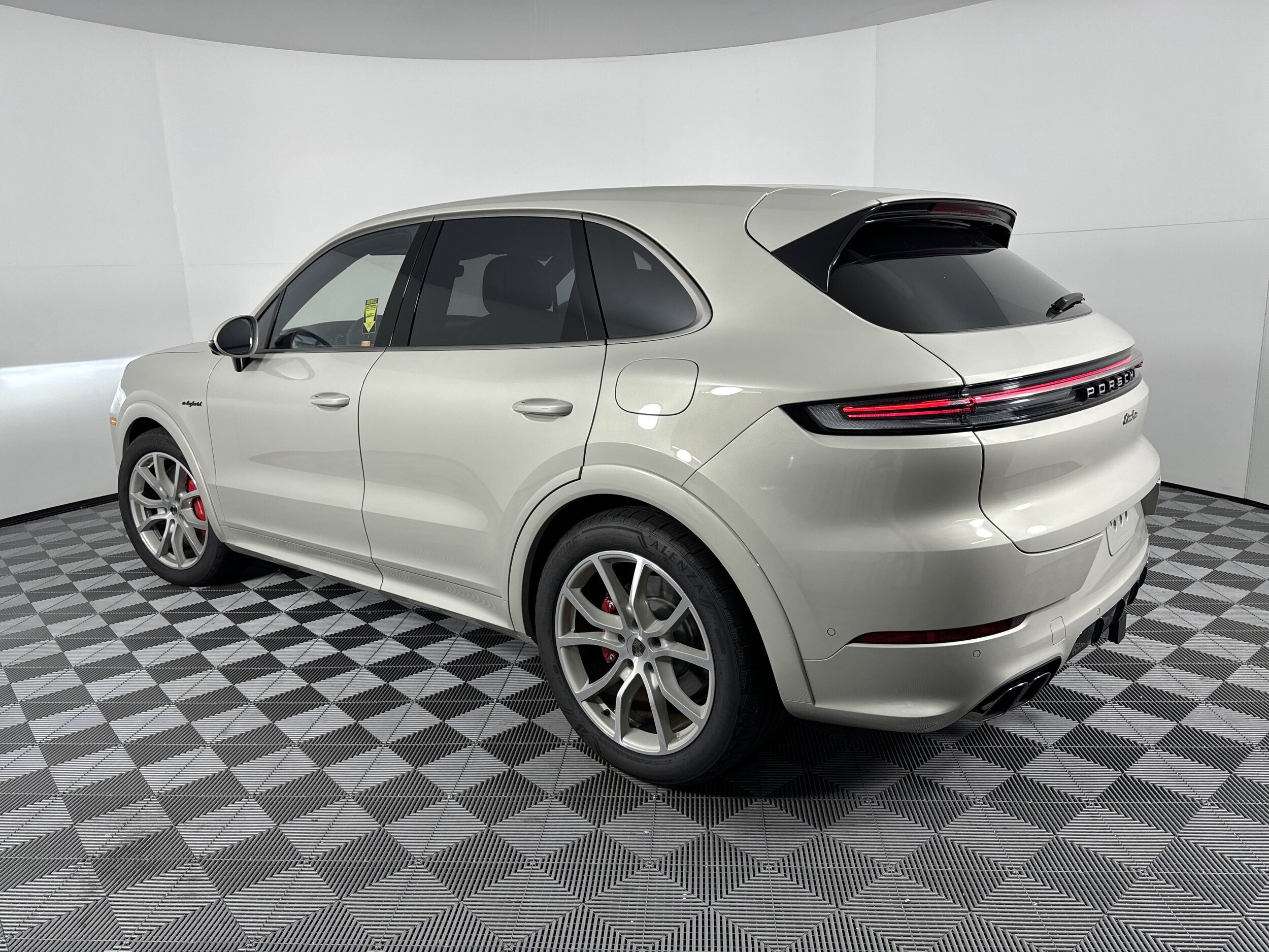 2025 Porsche Cayenne E-Hybrid Turbo photo 3