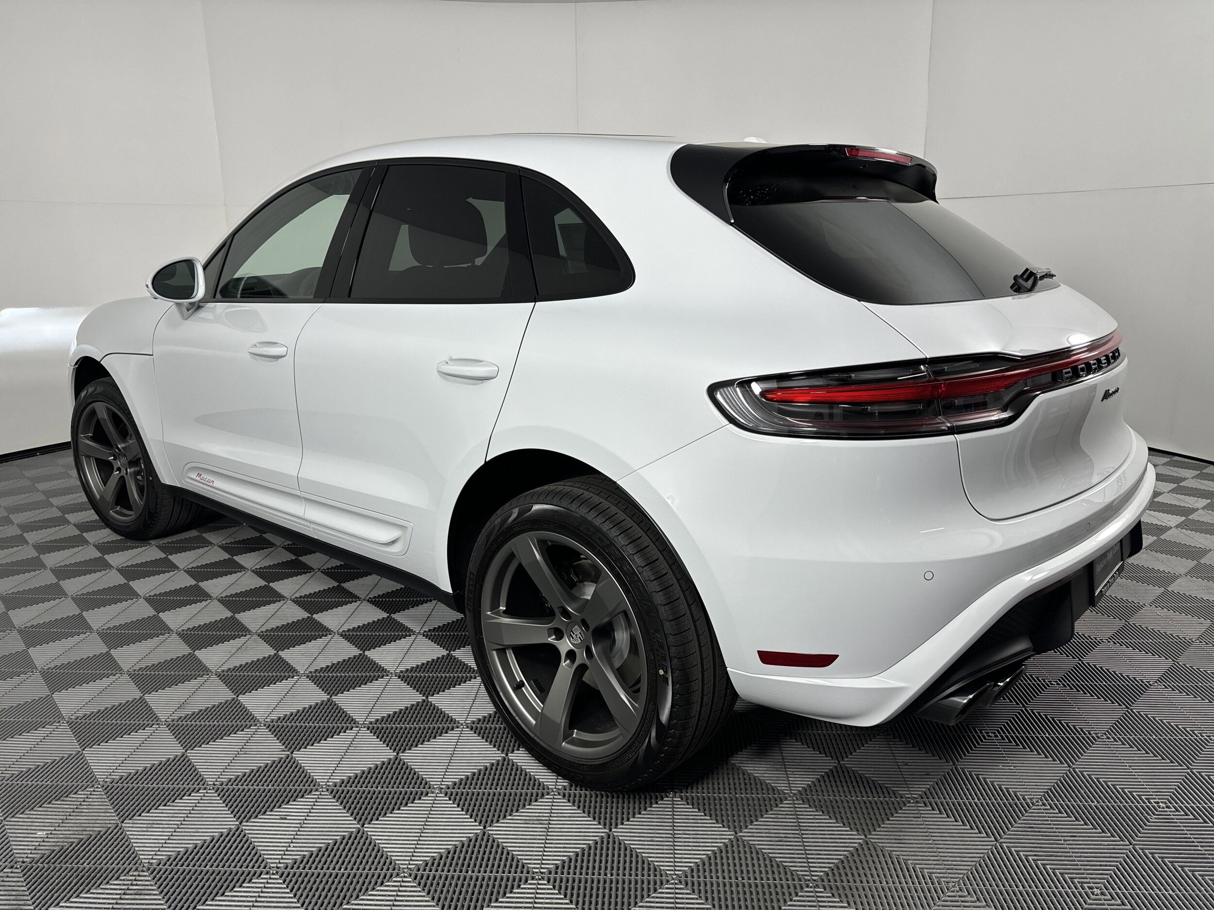 2025 Porsche Macan photo 3
