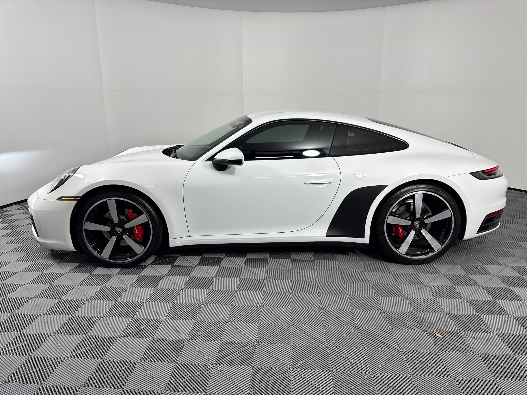 2021 Porsche 911 Coupe photo 2