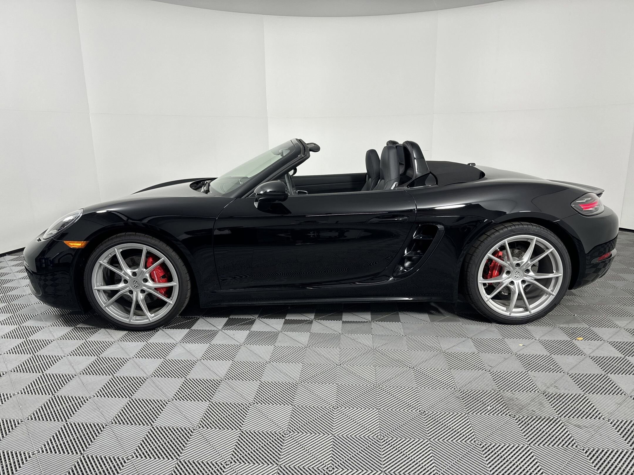 2025 Porsche Boxster S photo 2