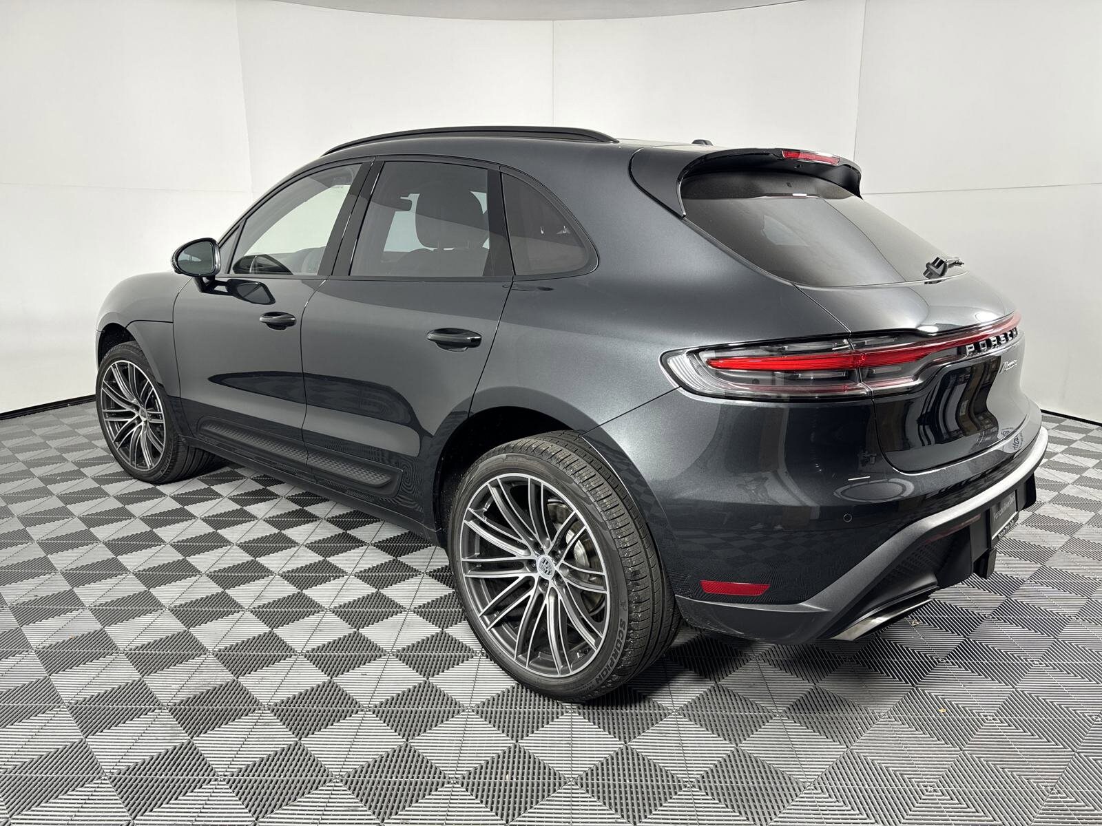2025 Porsche Macan photo 3