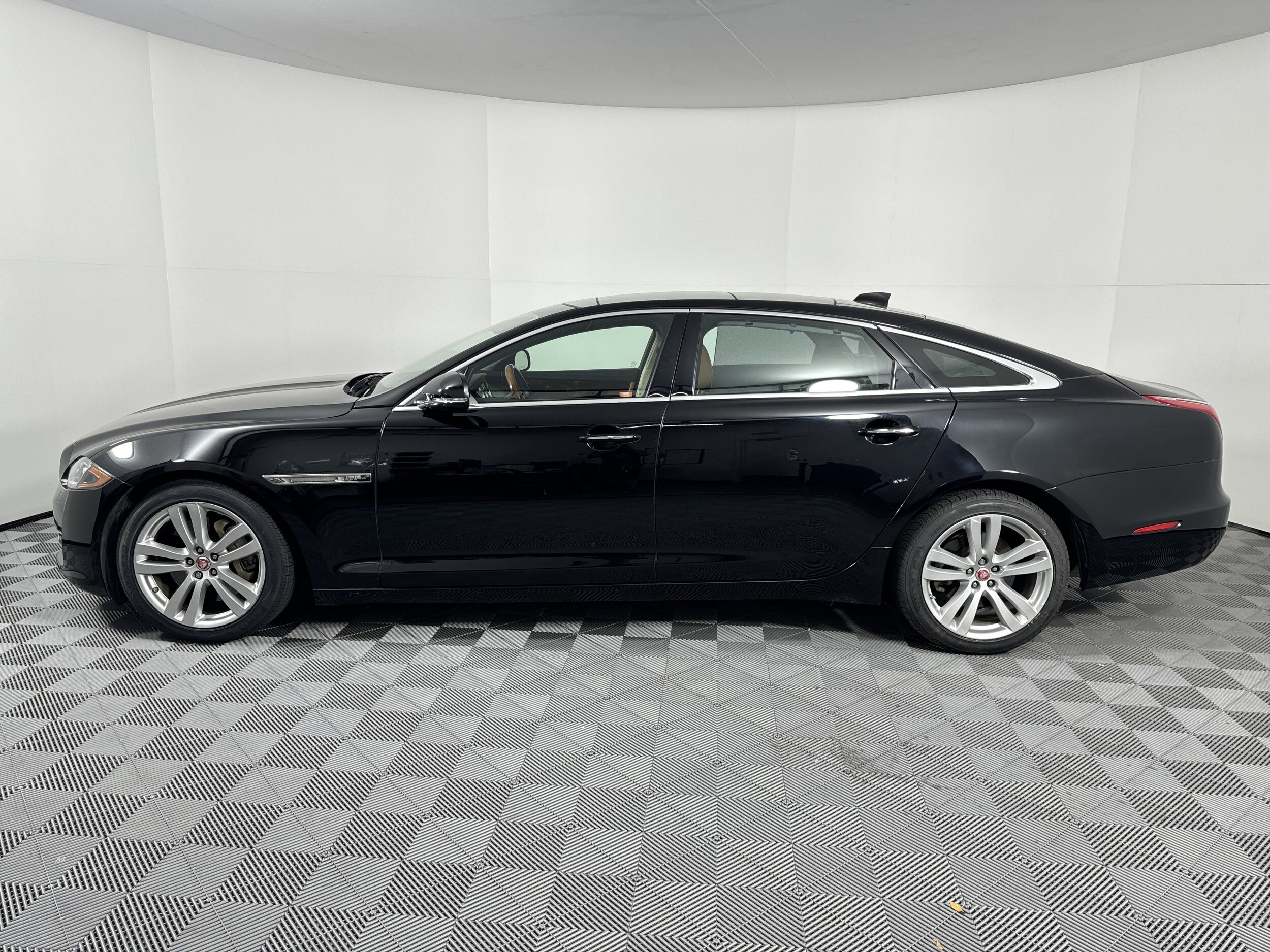 2016 Jaguar XJ XJL Portfolio photo 2