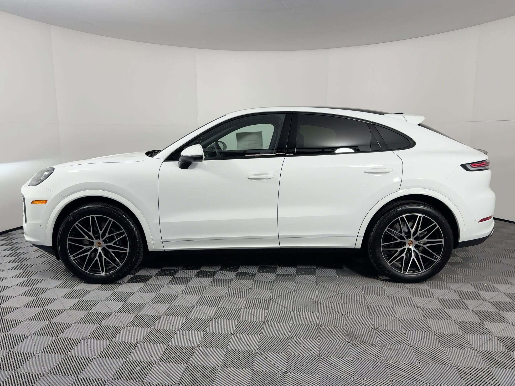 2026 Porsche Cayenne Coupe photo 2
